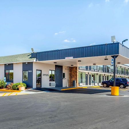 Econo Lodge Shorewood Екстериор снимка