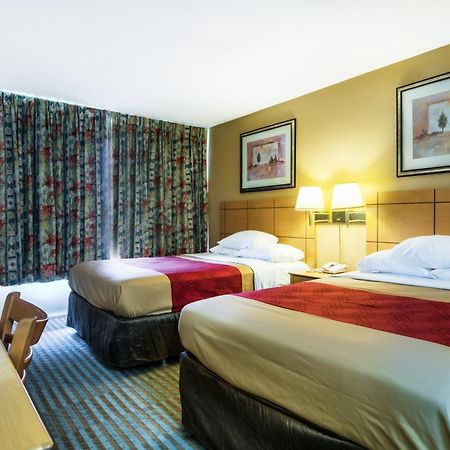 Econo Lodge Shorewood Стая снимка