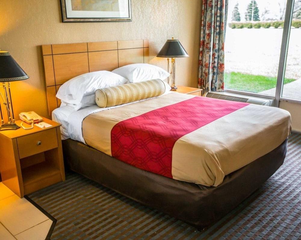 Econo Lodge Shorewood Екстериор снимка