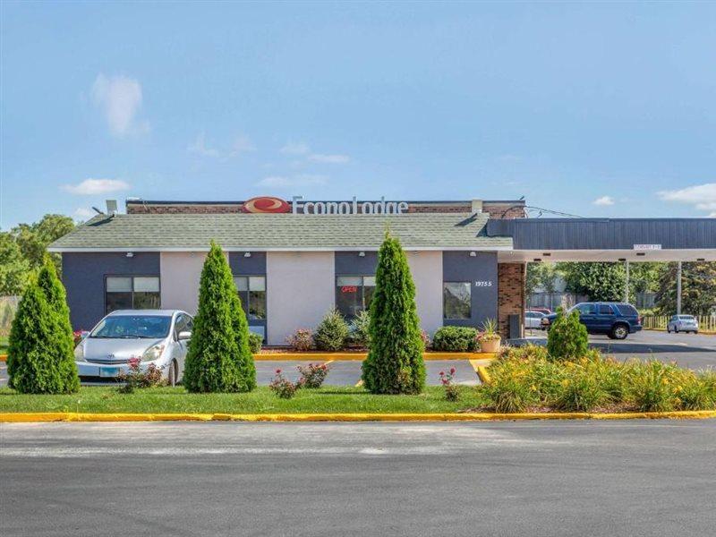 Econo Lodge Shorewood Екстериор снимка