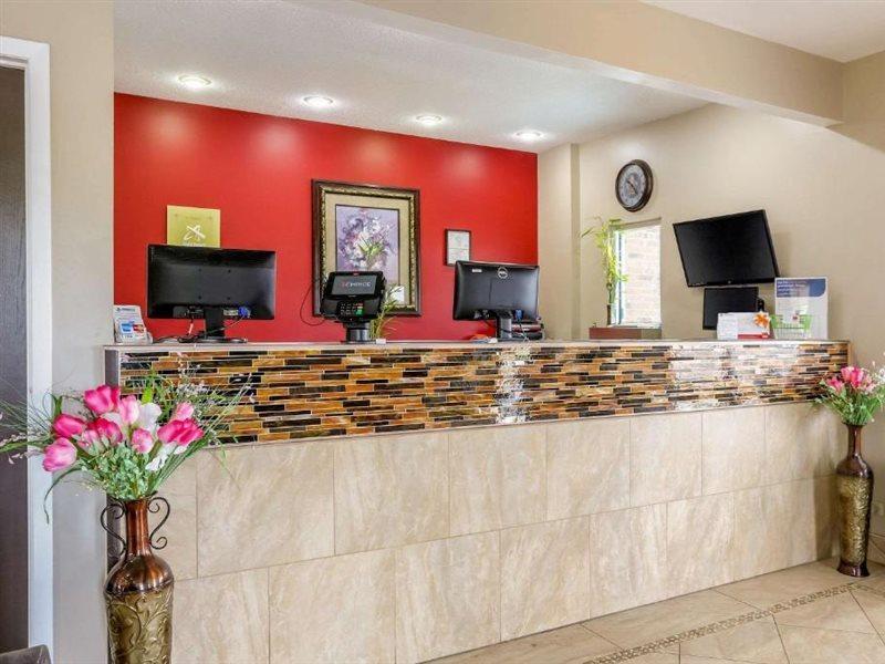 Econo Lodge Shorewood Екстериор снимка