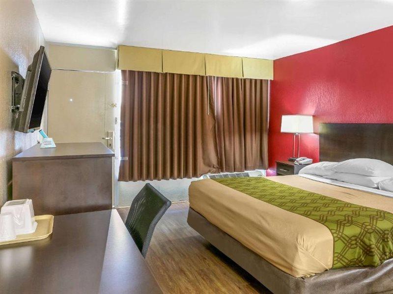 Econo Lodge Shorewood Екстериор снимка