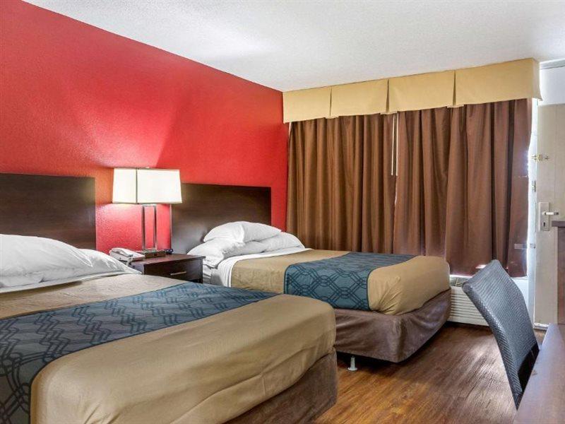 Econo Lodge Shorewood Екстериор снимка