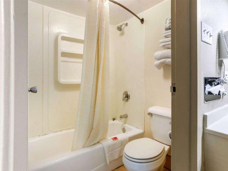 Econo Lodge Shorewood Екстериор снимка