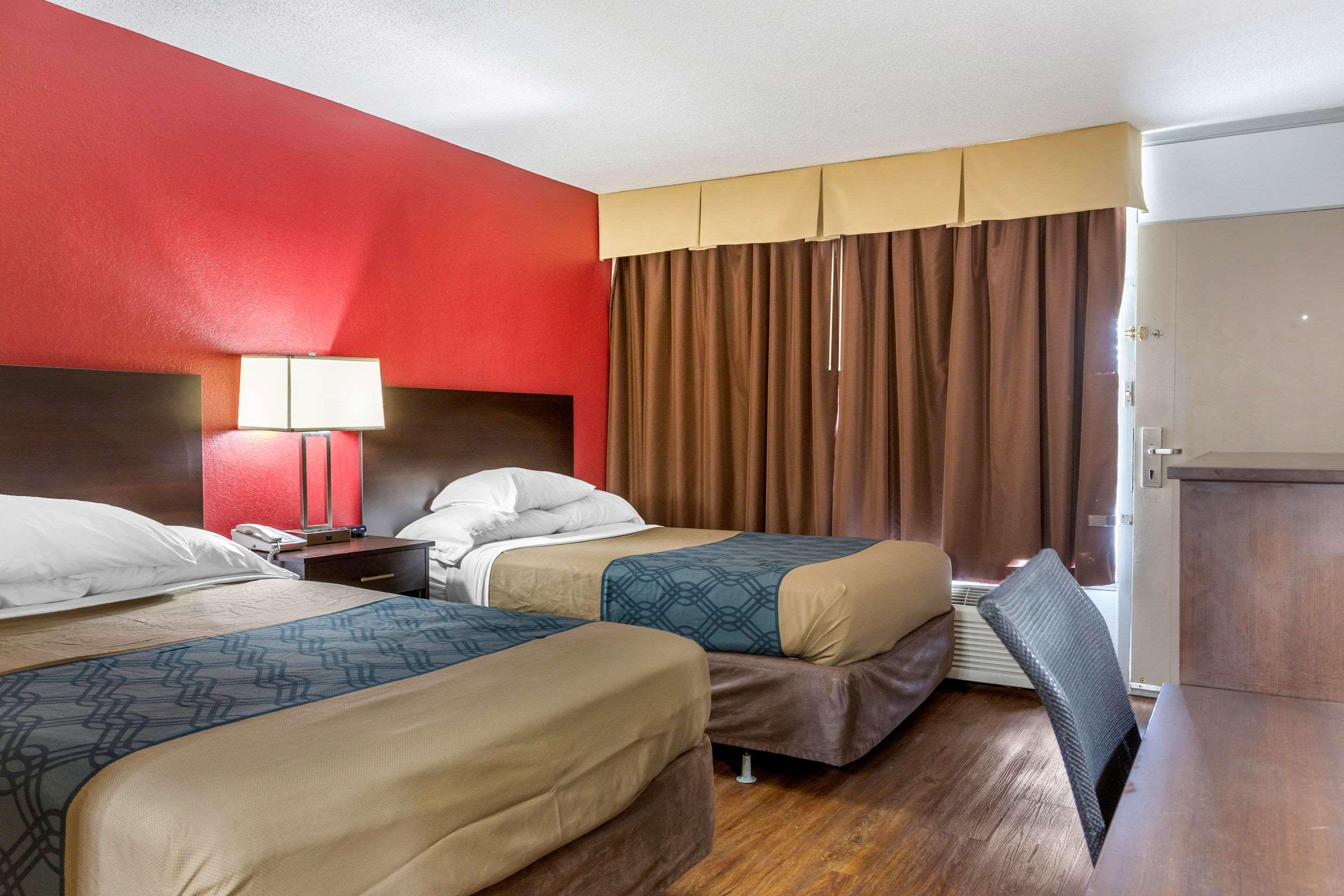 Econo Lodge Shorewood Екстериор снимка