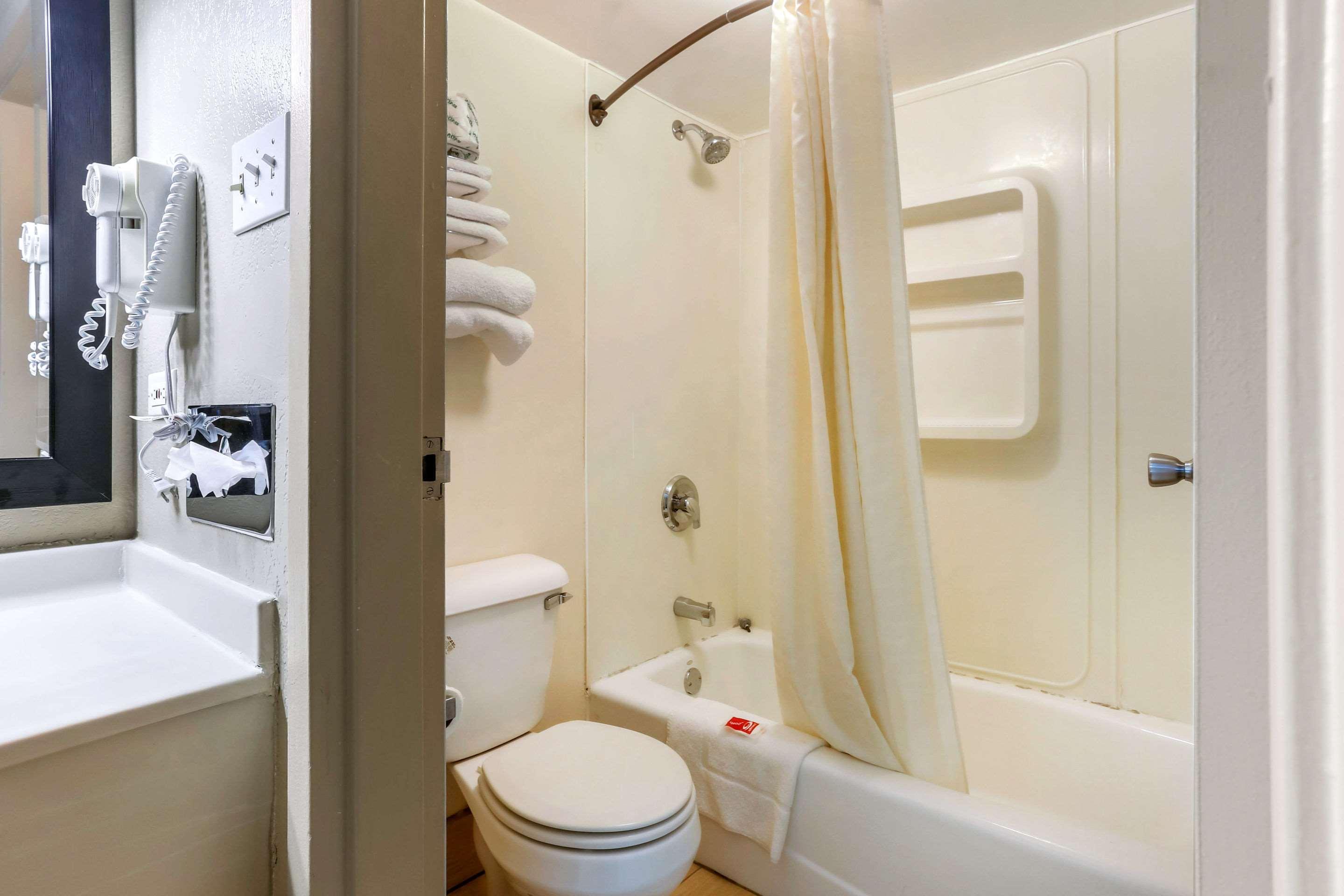 Econo Lodge Shorewood Екстериор снимка