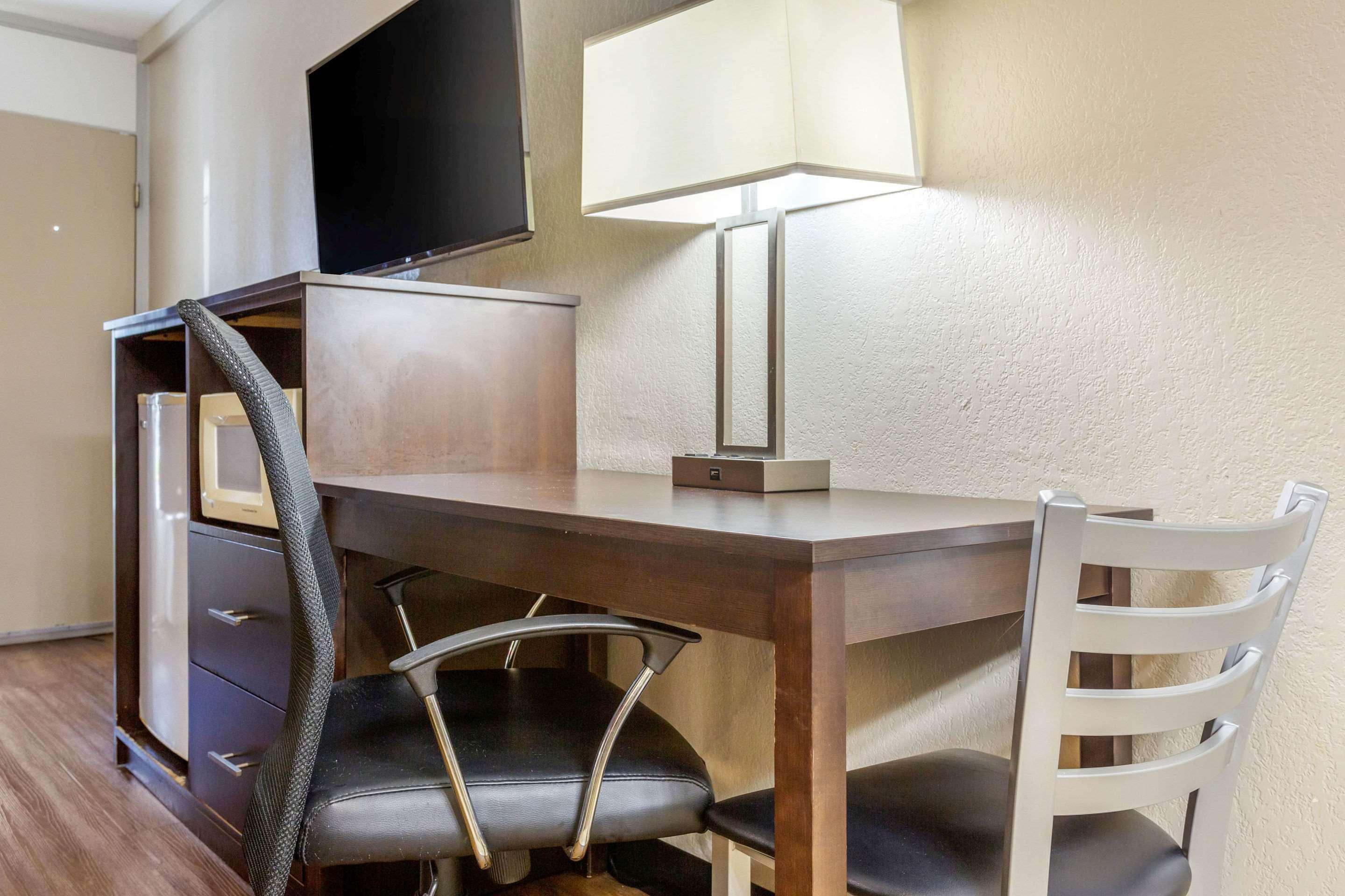 Econo Lodge Shorewood Екстериор снимка