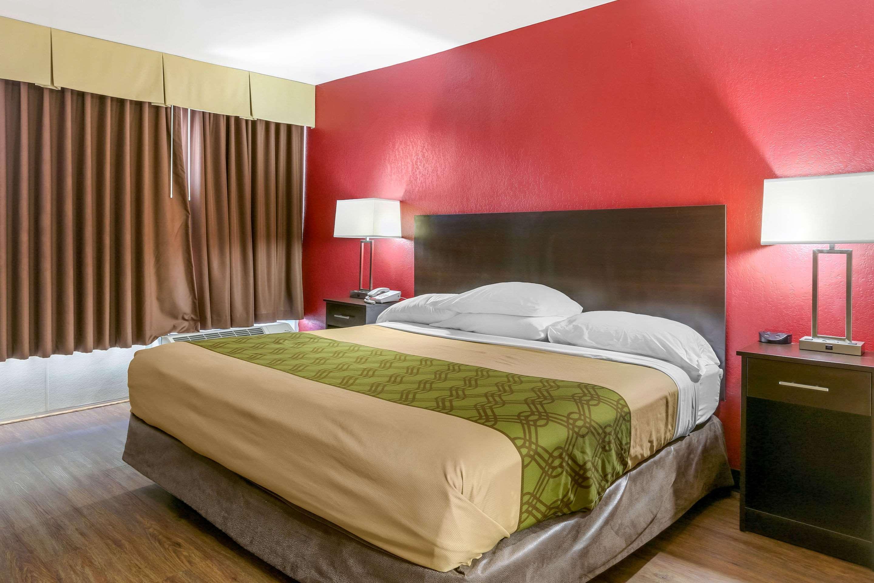 Econo Lodge Shorewood Екстериор снимка