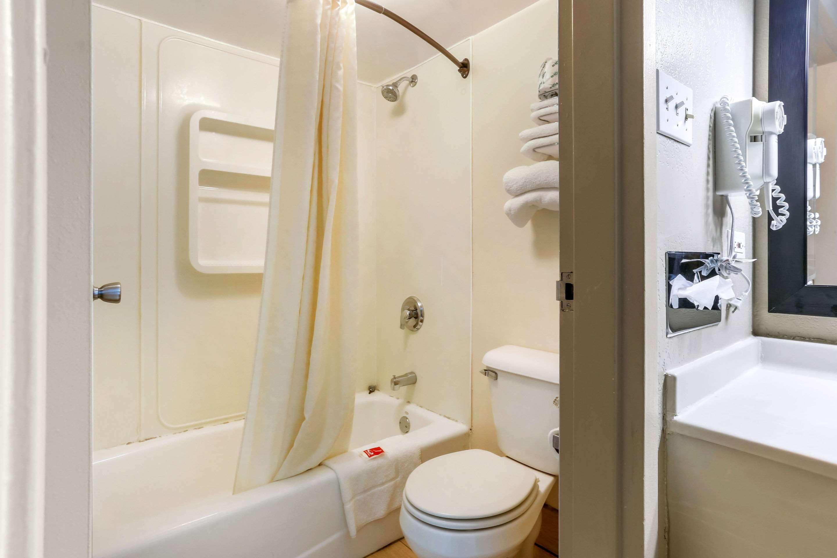 Econo Lodge Shorewood Екстериор снимка