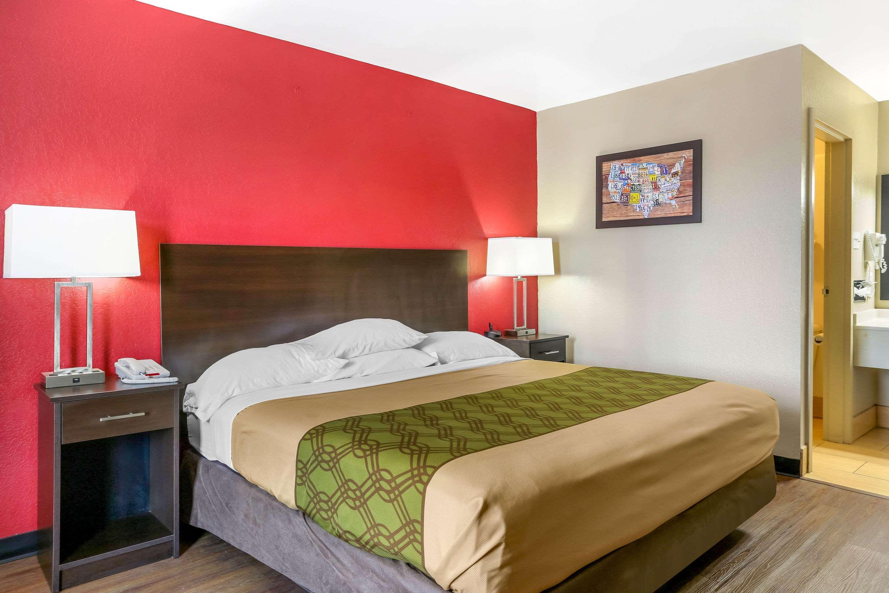 Econo Lodge Shorewood Екстериор снимка