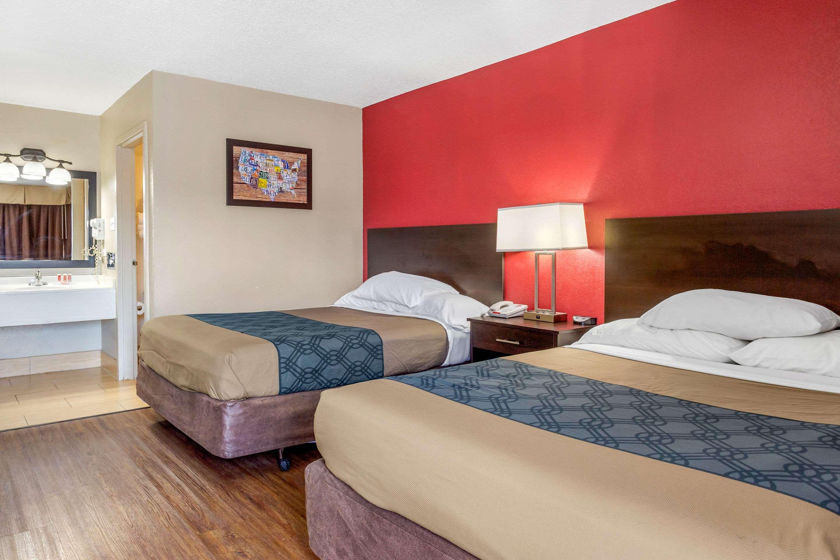 Econo Lodge Shorewood Екстериор снимка