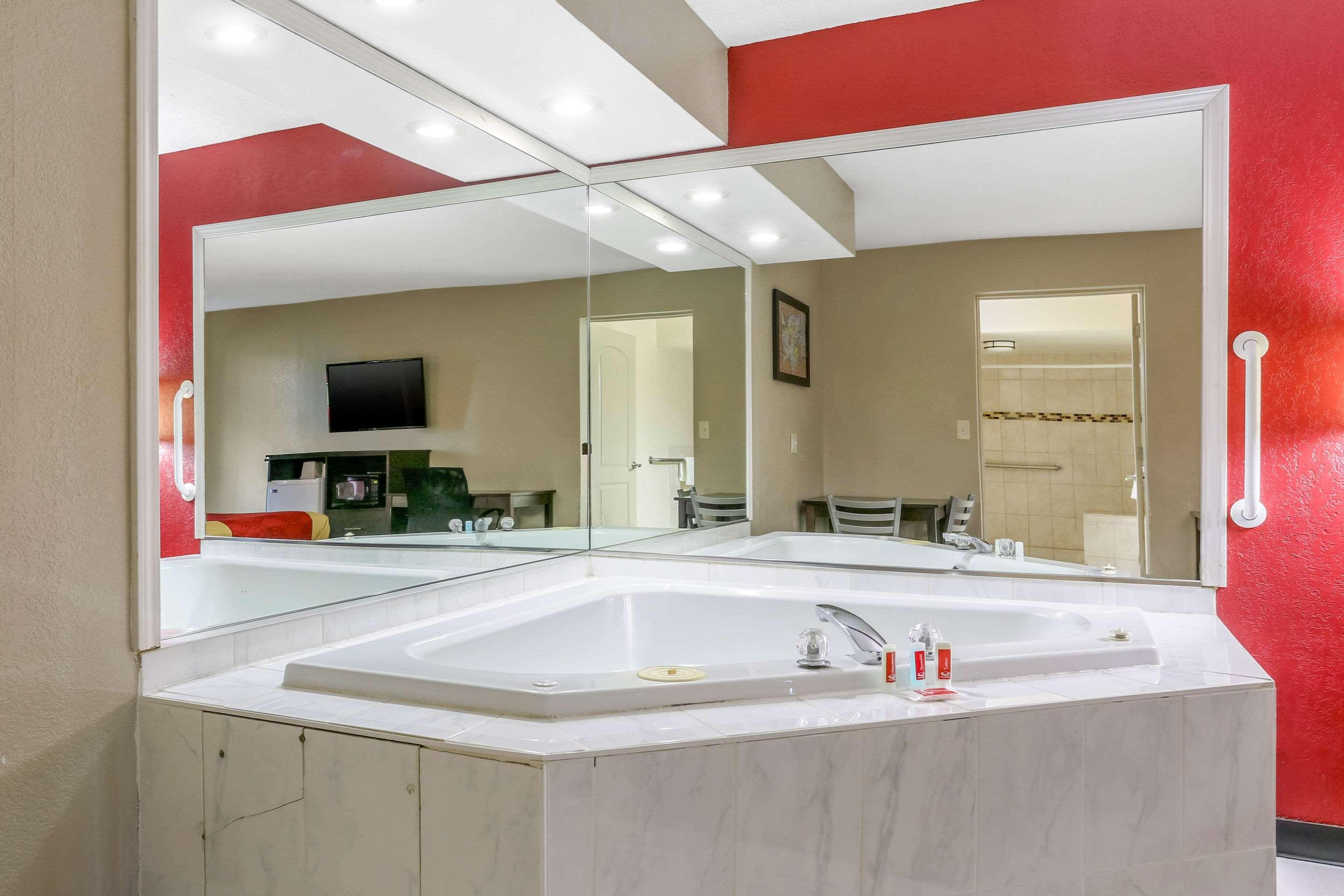 Econo Lodge Shorewood Екстериор снимка