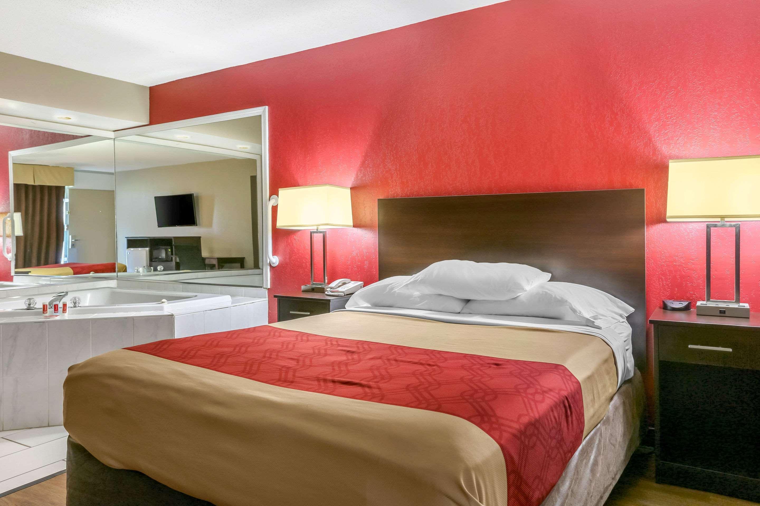 Econo Lodge Shorewood Екстериор снимка