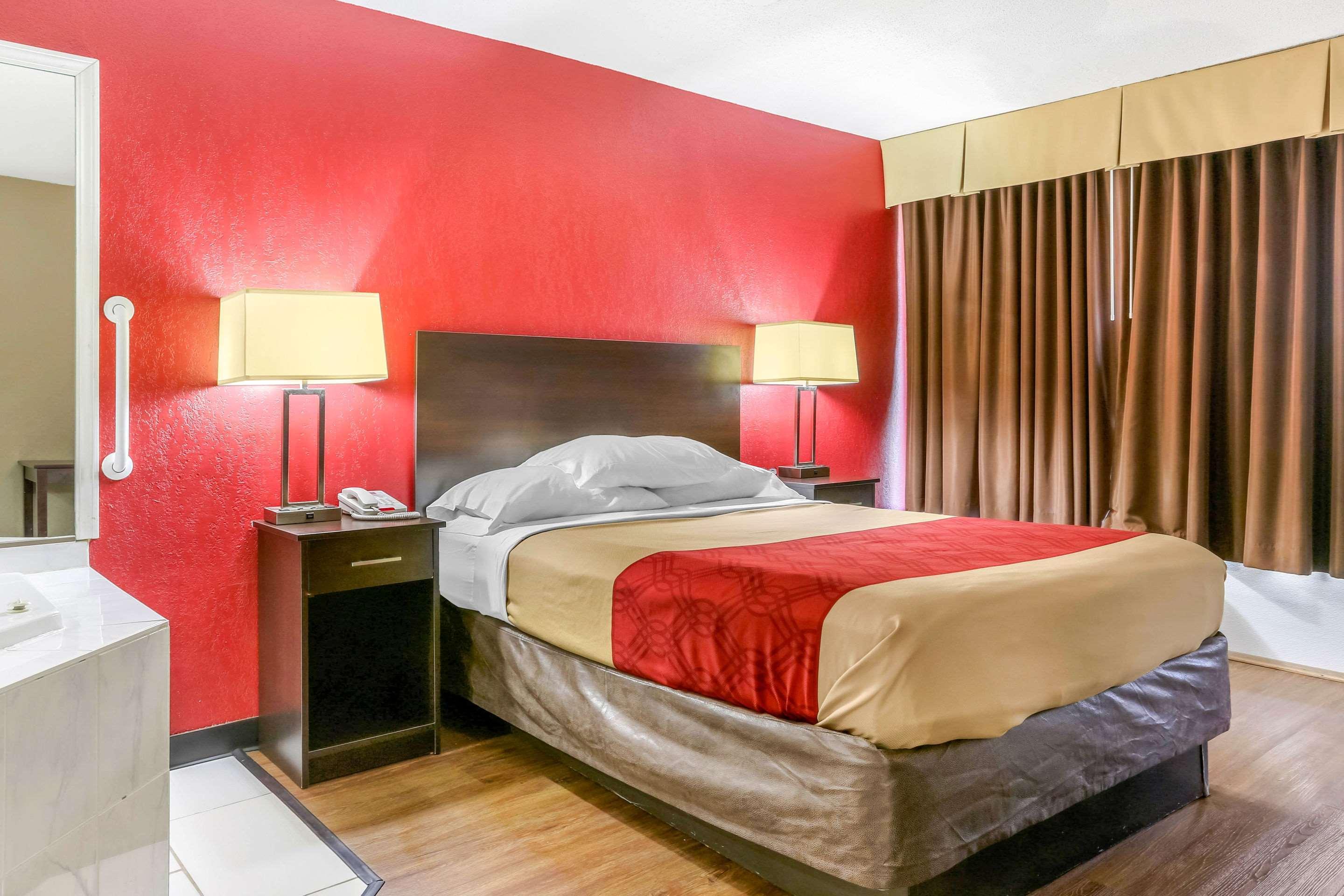 Econo Lodge Shorewood Екстериор снимка