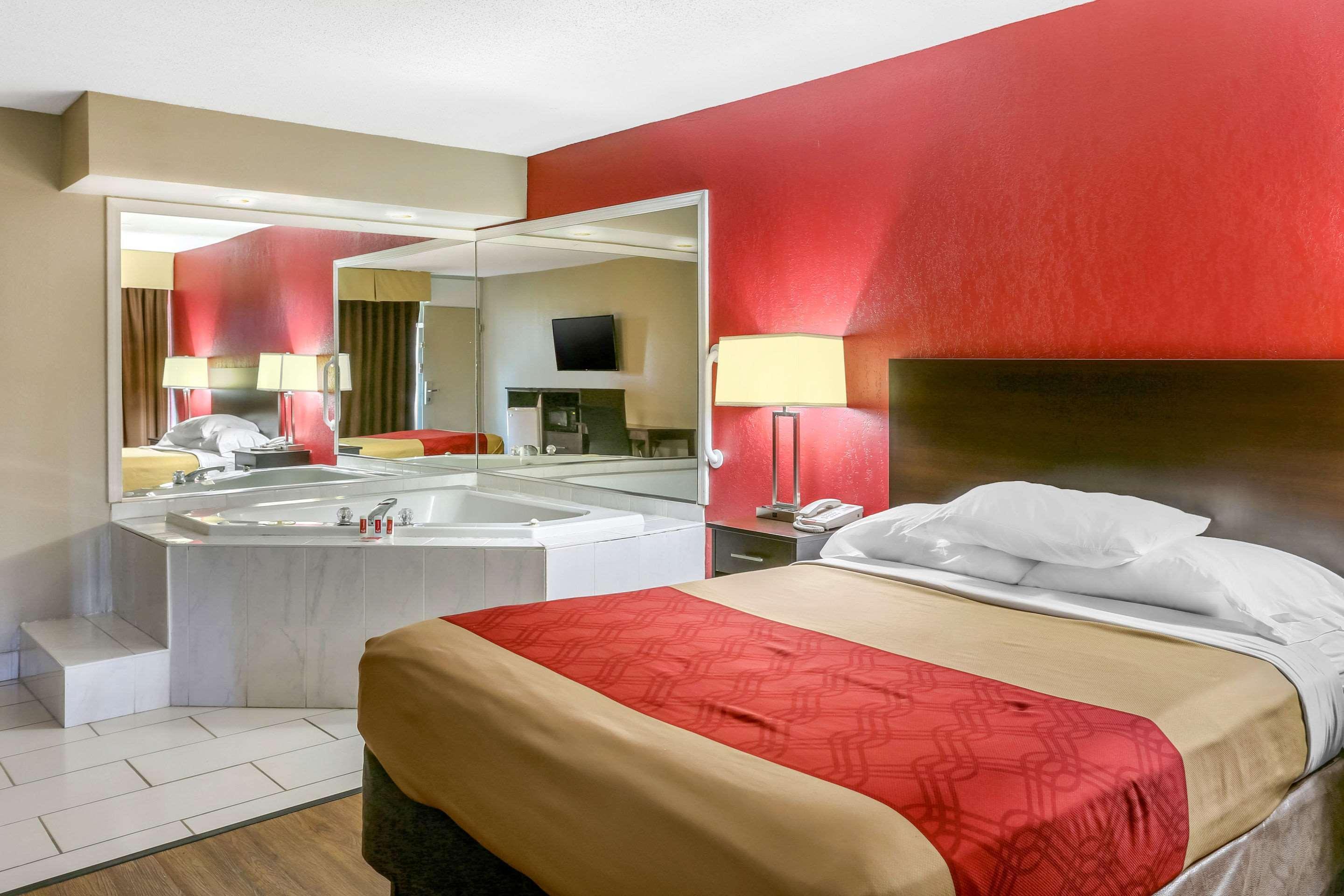 Econo Lodge Shorewood Екстериор снимка
