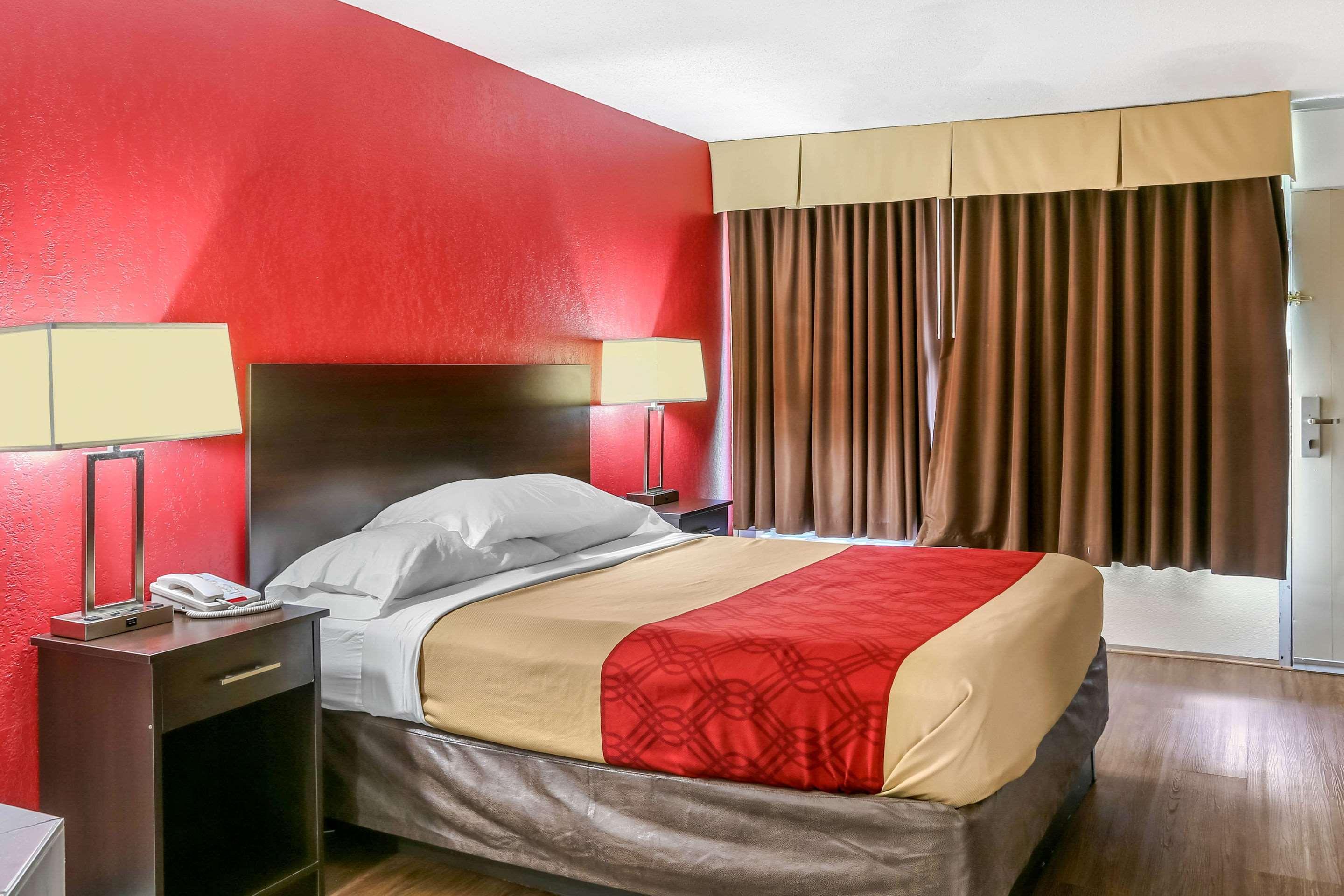 Econo Lodge Shorewood Екстериор снимка