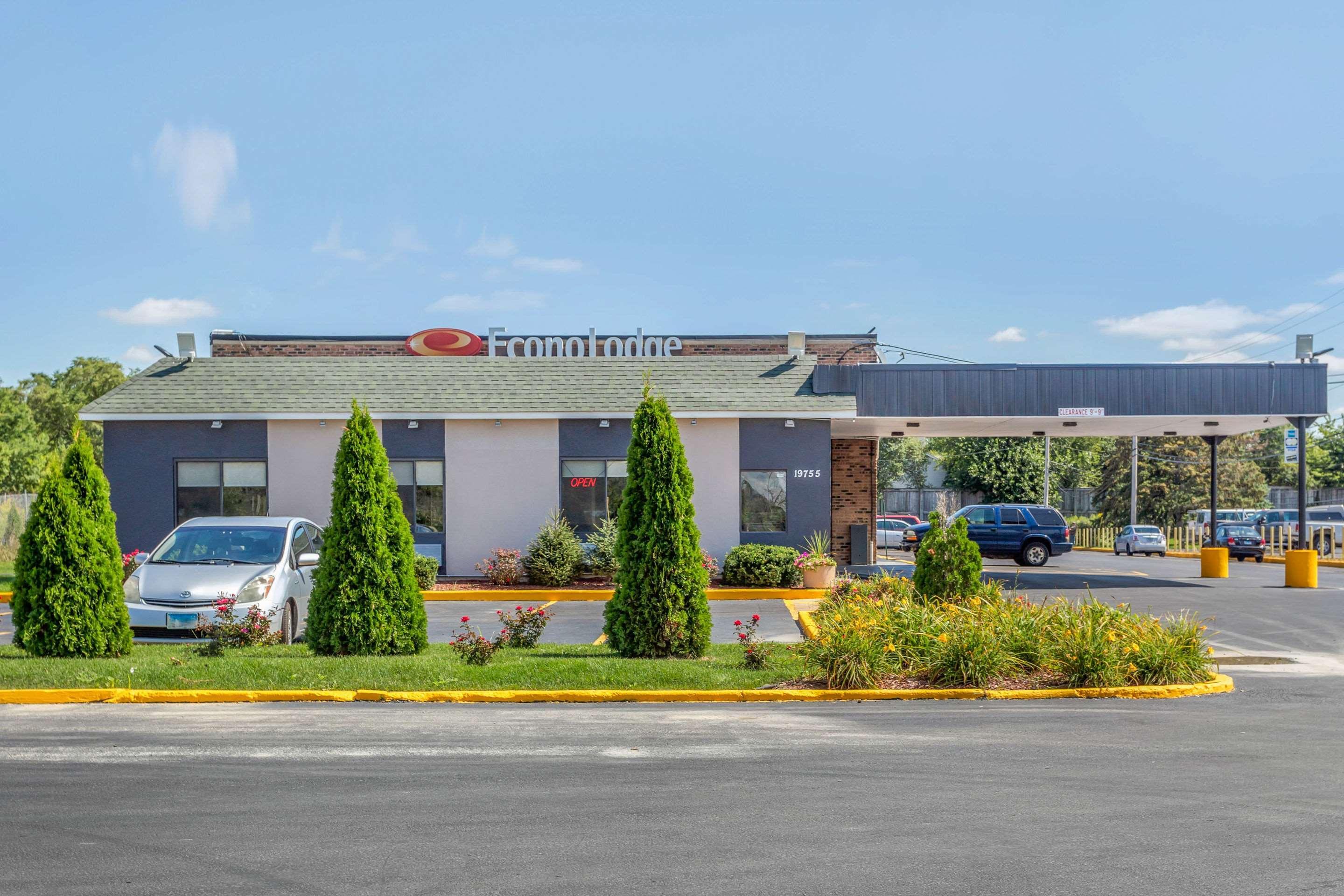 Econo Lodge Shorewood Екстериор снимка