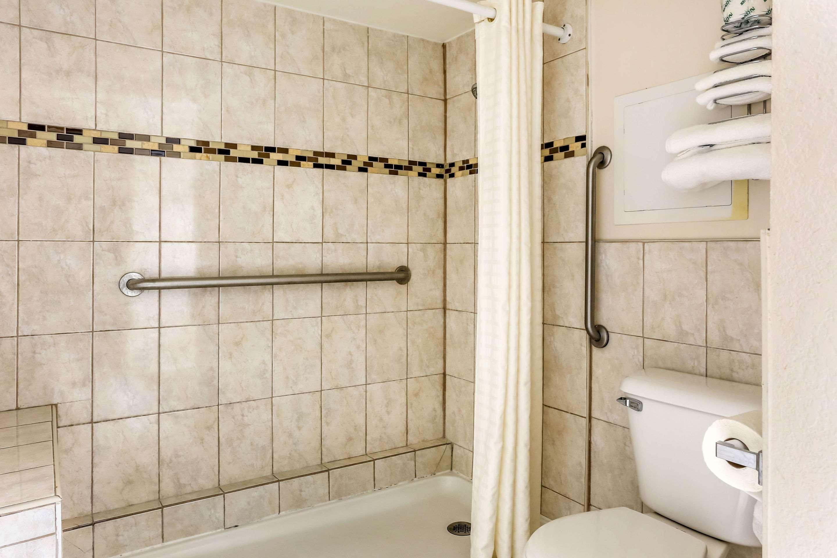 Econo Lodge Shorewood Екстериор снимка