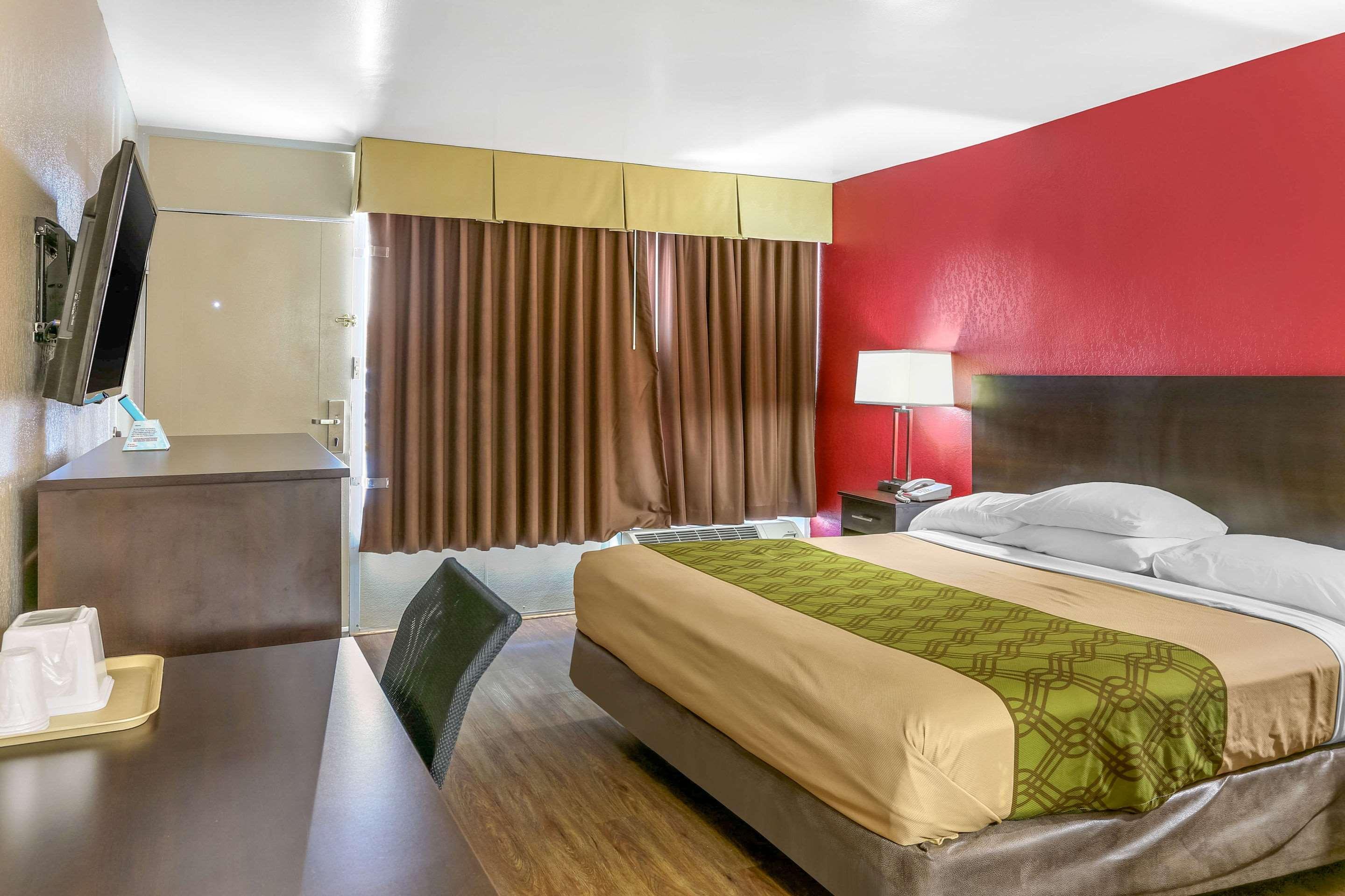 Econo Lodge Shorewood Екстериор снимка