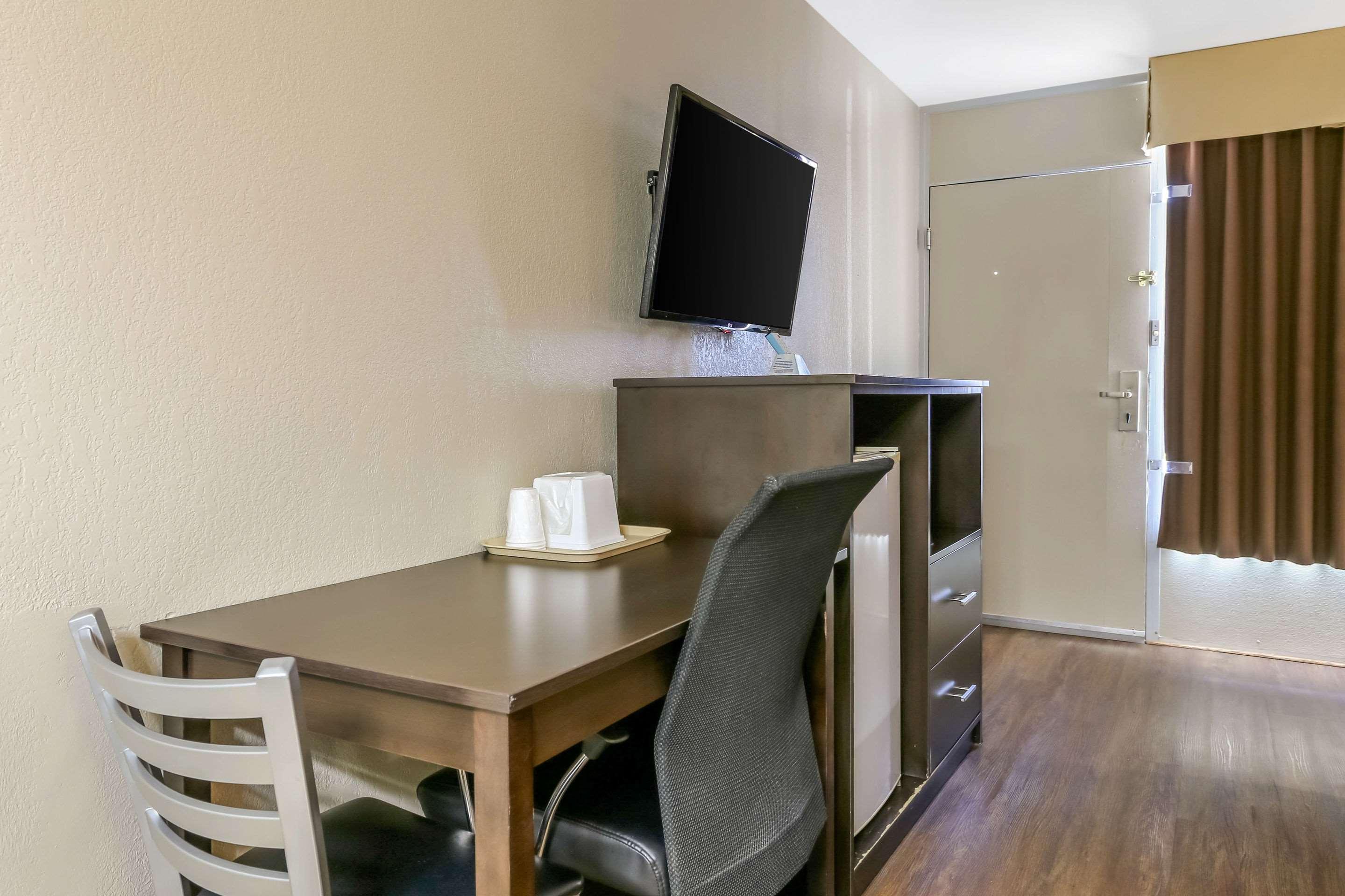 Econo Lodge Shorewood Екстериор снимка