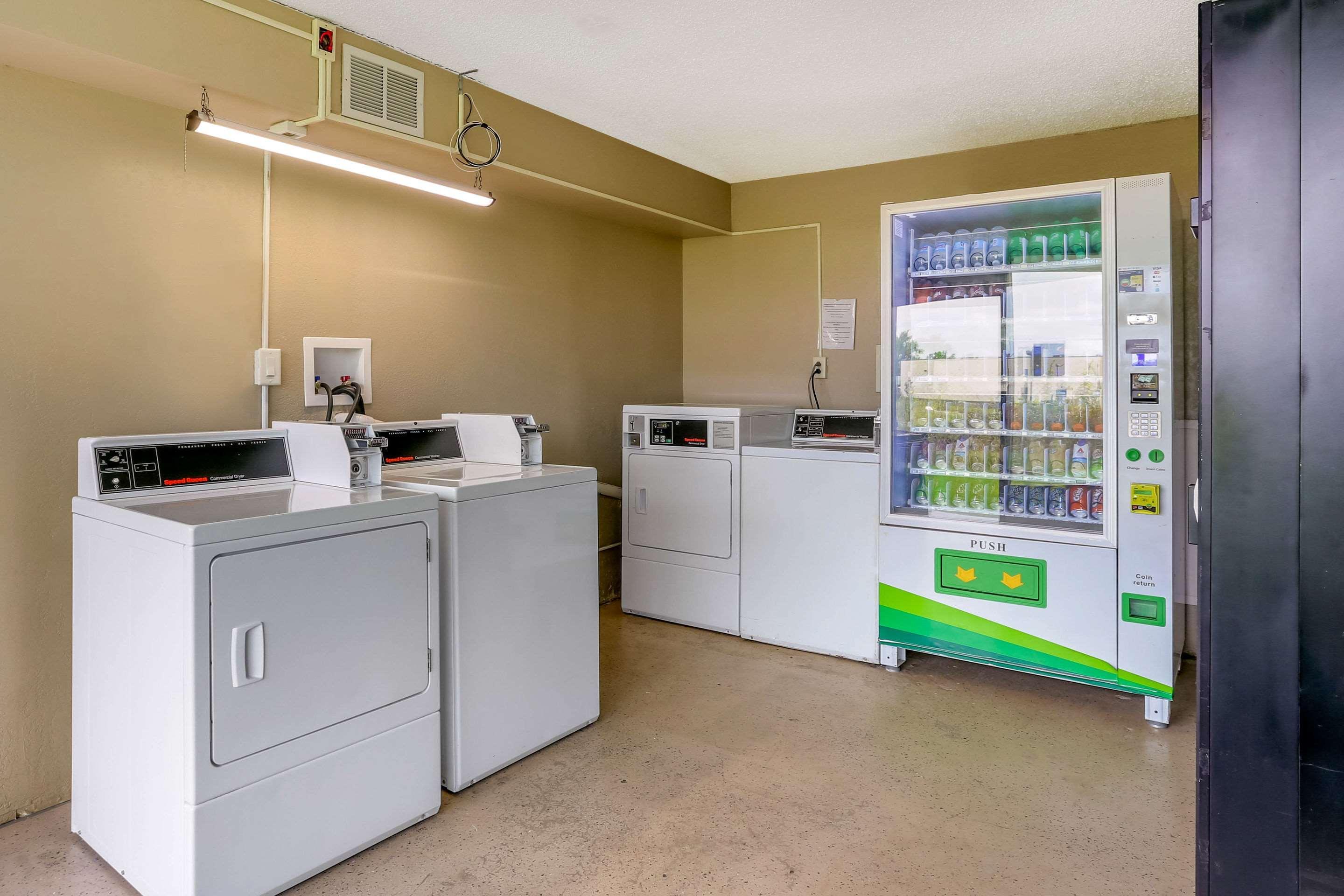 Econo Lodge Shorewood Екстериор снимка