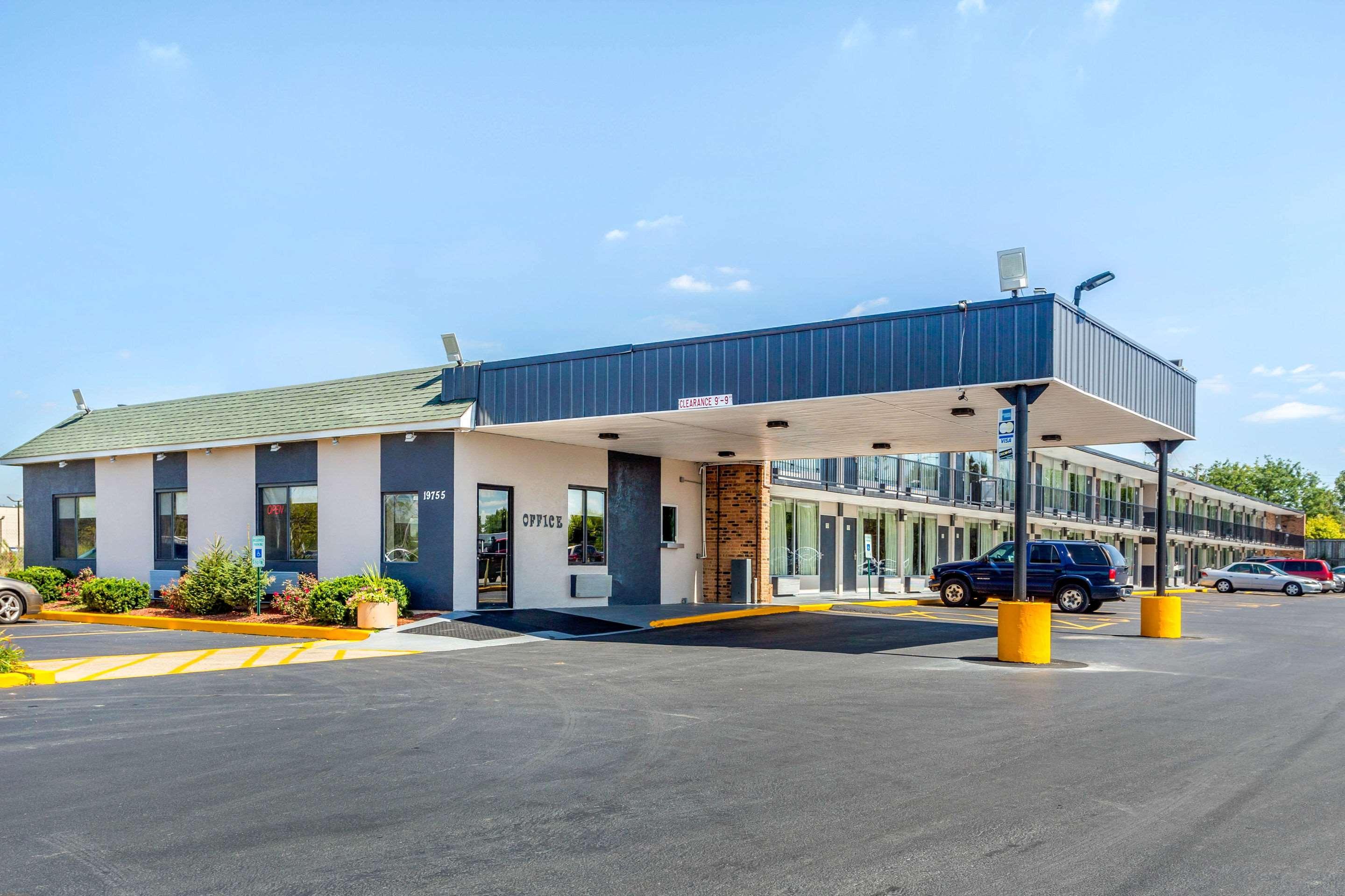 Econo Lodge Shorewood Екстериор снимка