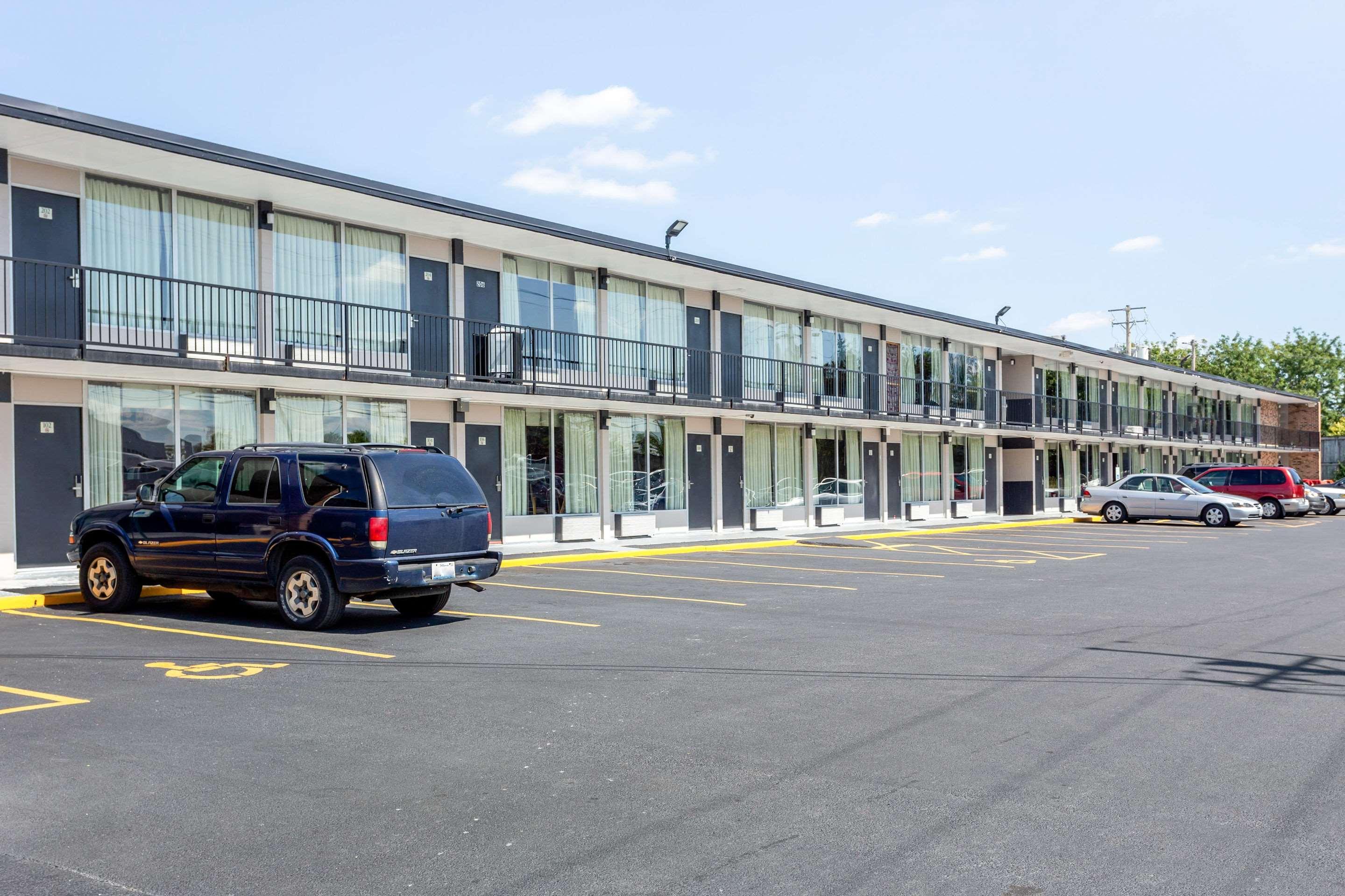 Econo Lodge Shorewood Екстериор снимка