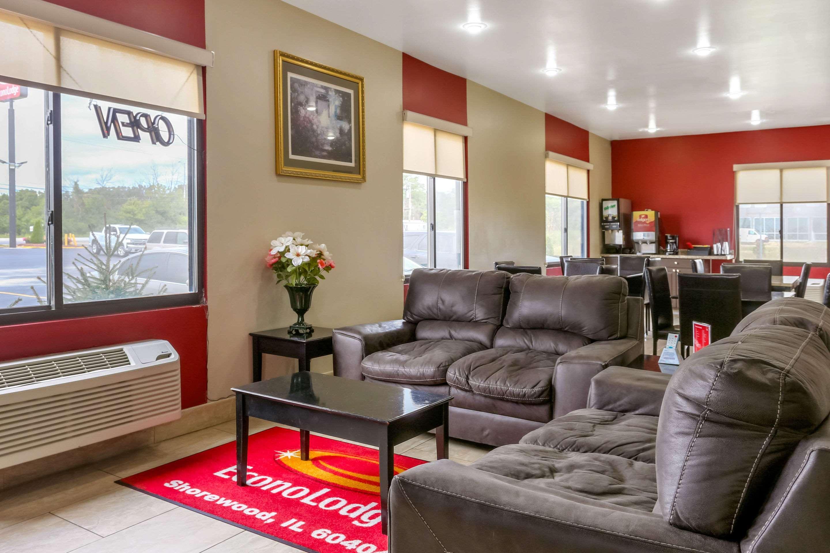 Econo Lodge Shorewood Екстериор снимка