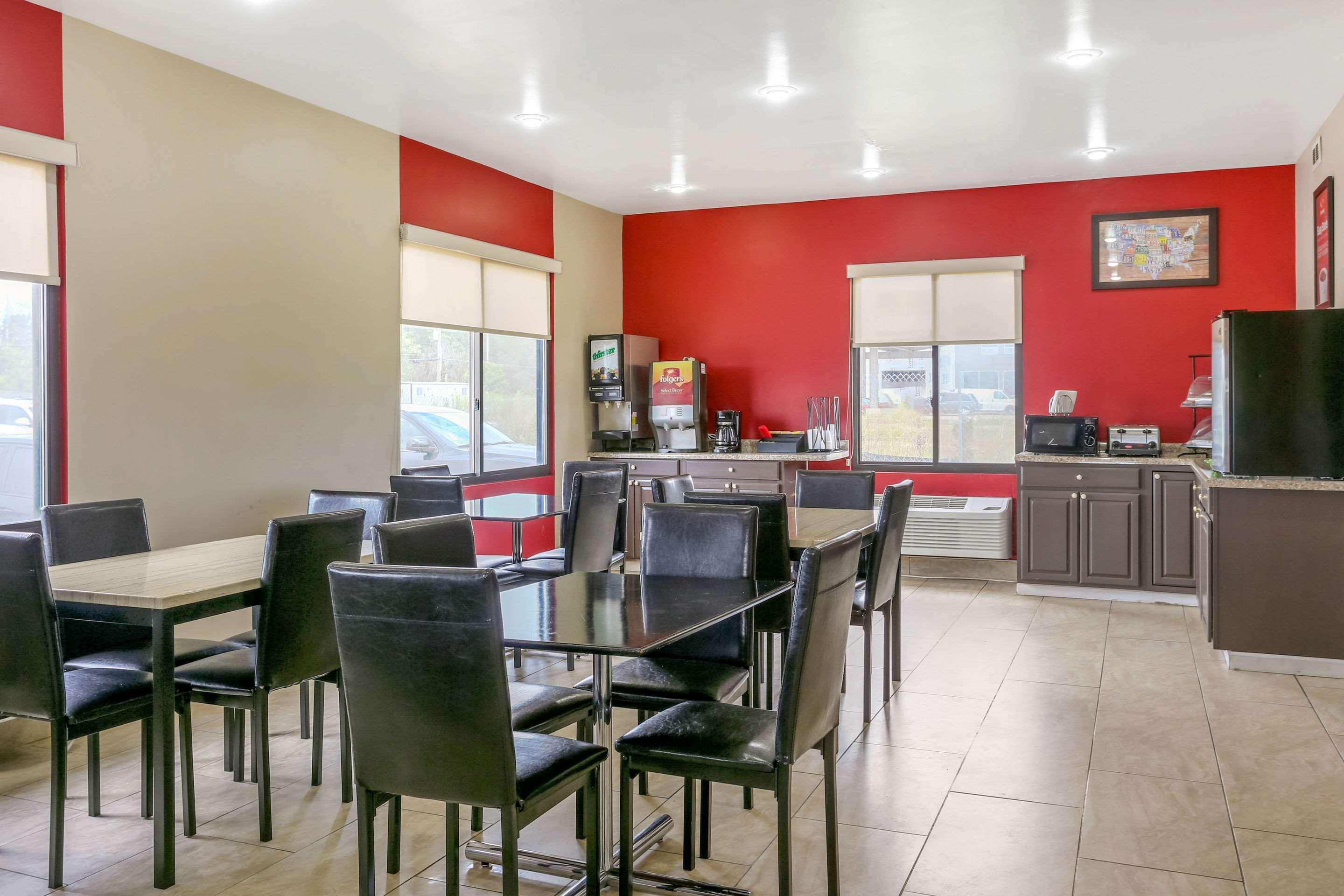 Econo Lodge Shorewood Екстериор снимка