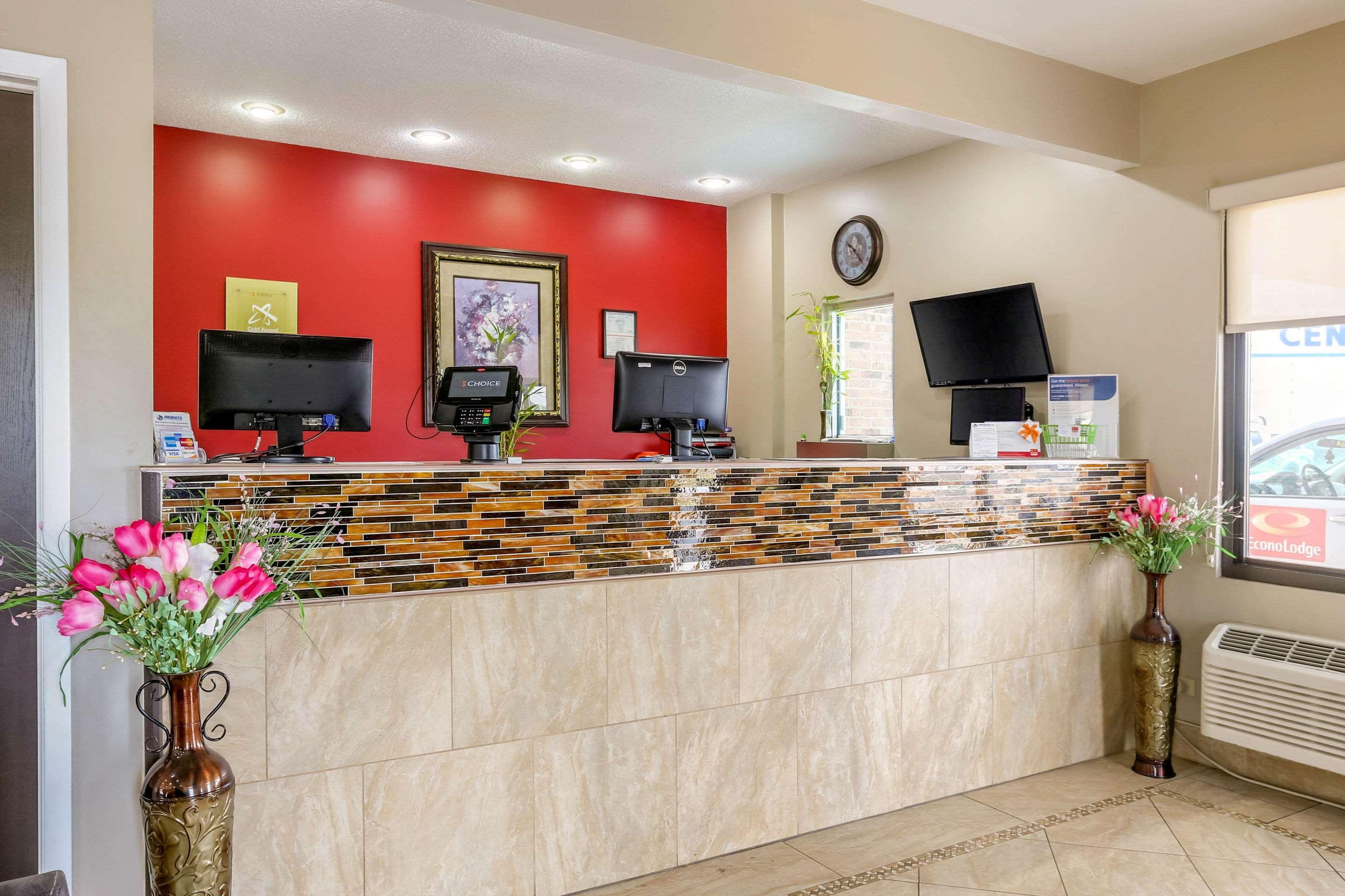 Econo Lodge Shorewood Екстериор снимка