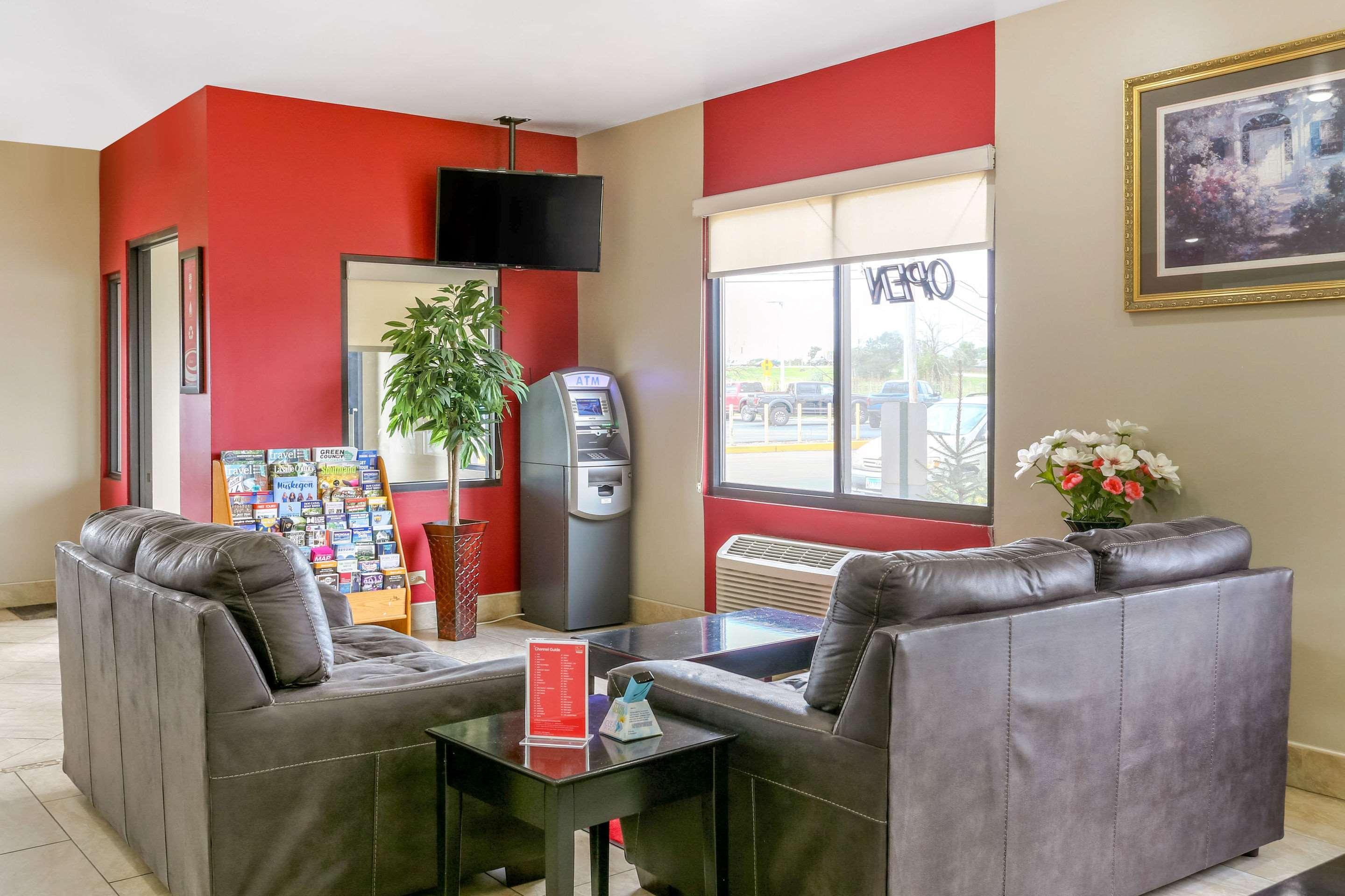 Econo Lodge Shorewood Екстериор снимка