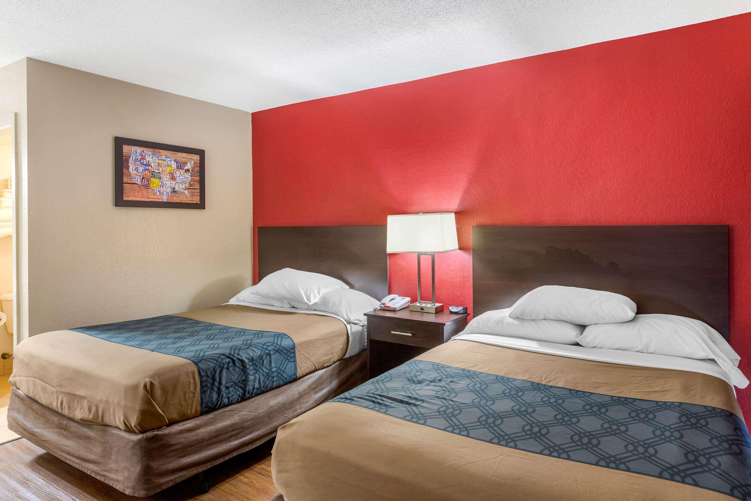 Econo Lodge Shorewood Екстериор снимка