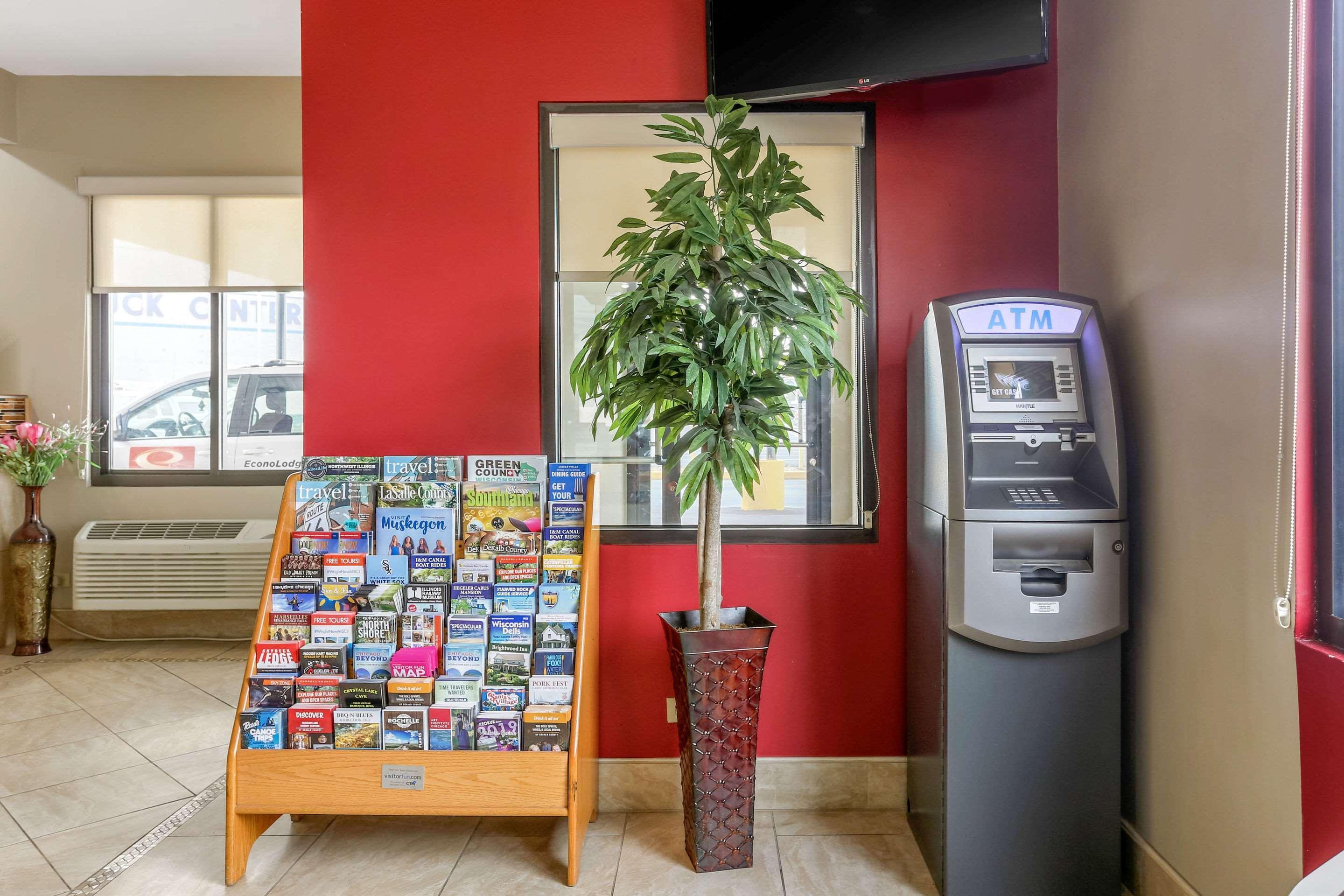 Econo Lodge Shorewood Екстериор снимка