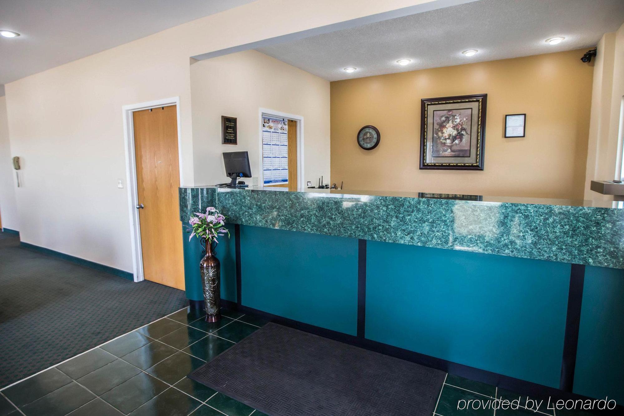 Econo Lodge Shorewood Екстериор снимка