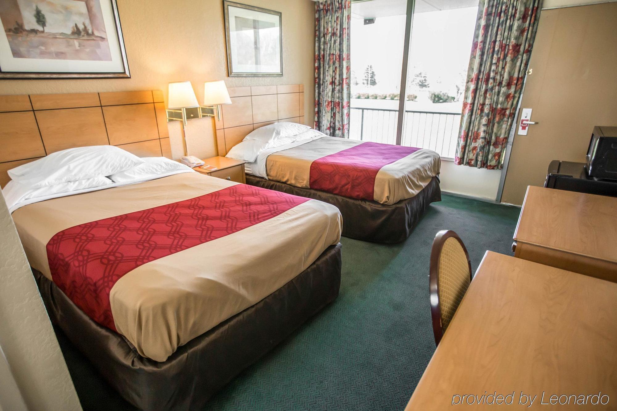 Econo Lodge Shorewood Екстериор снимка