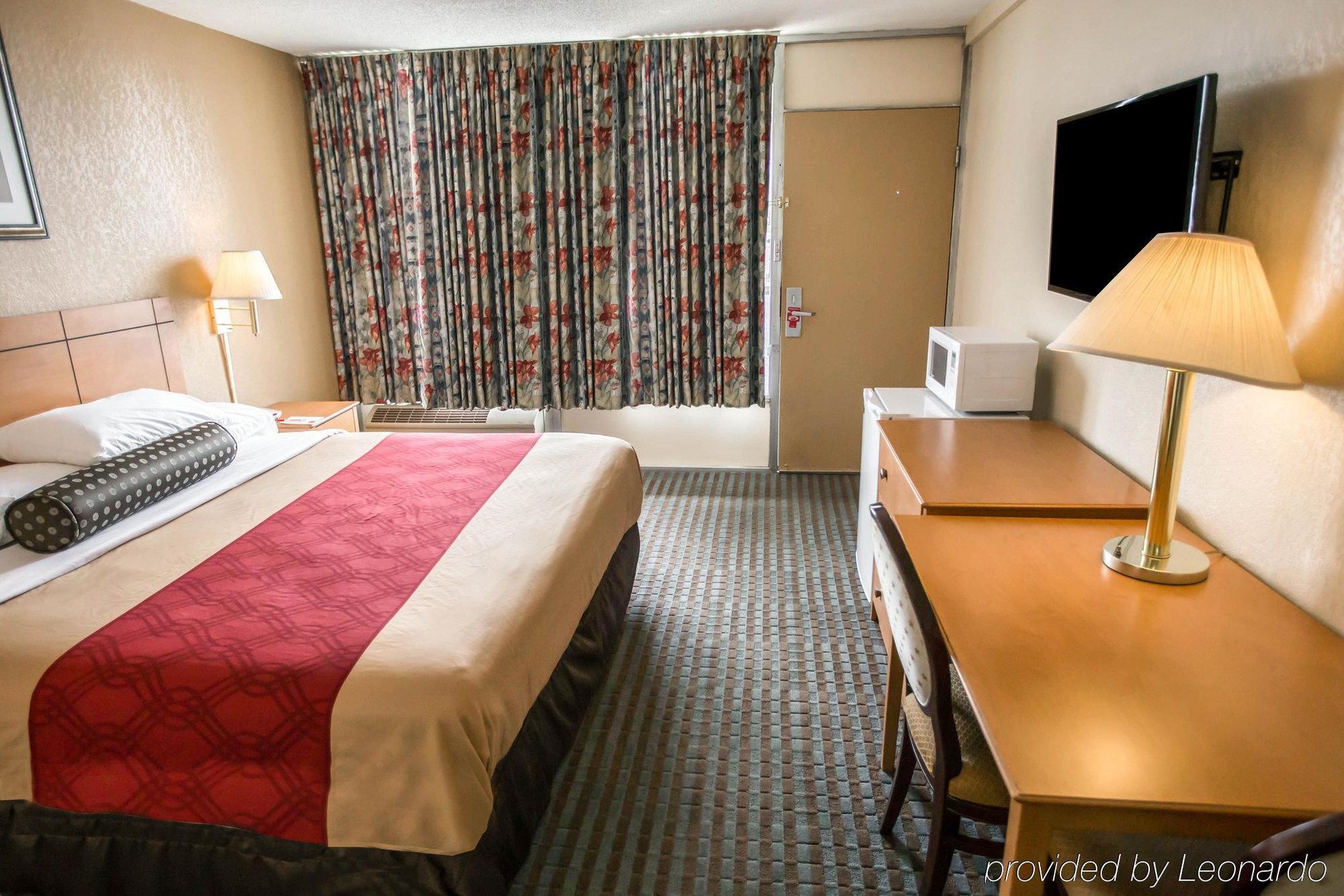 Econo Lodge Shorewood Екстериор снимка