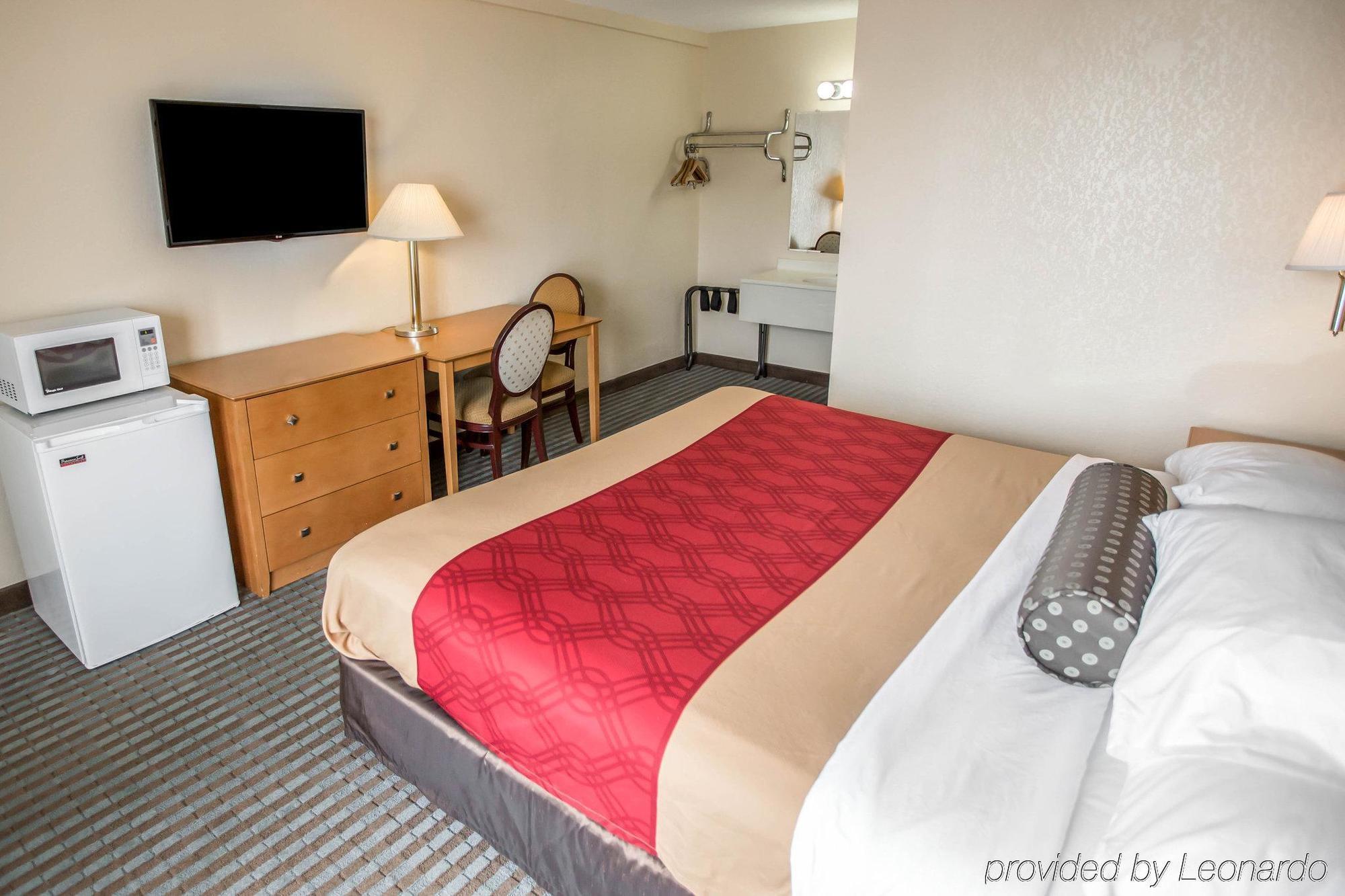 Econo Lodge Shorewood Екстериор снимка