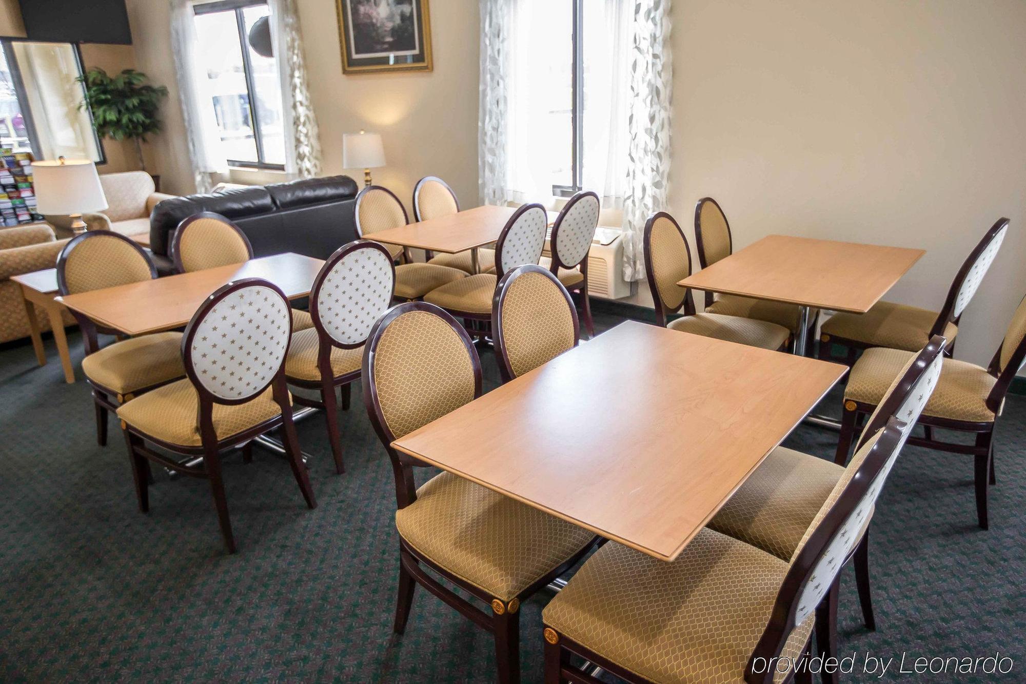 Econo Lodge Shorewood Екстериор снимка