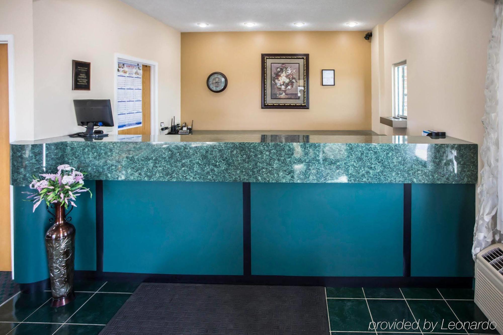Econo Lodge Shorewood Екстериор снимка