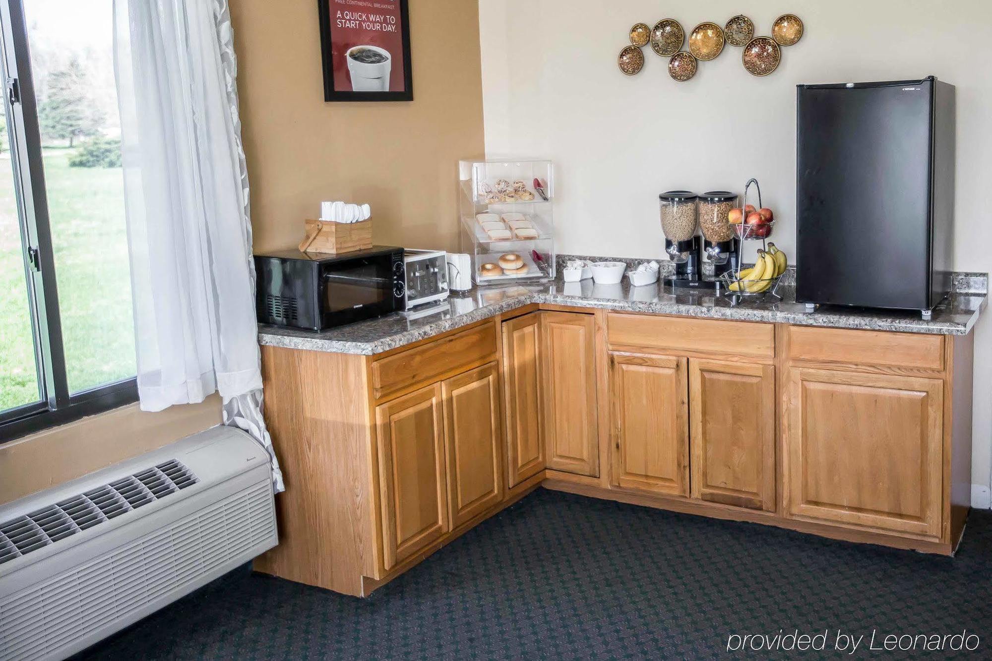 Econo Lodge Shorewood Екстериор снимка