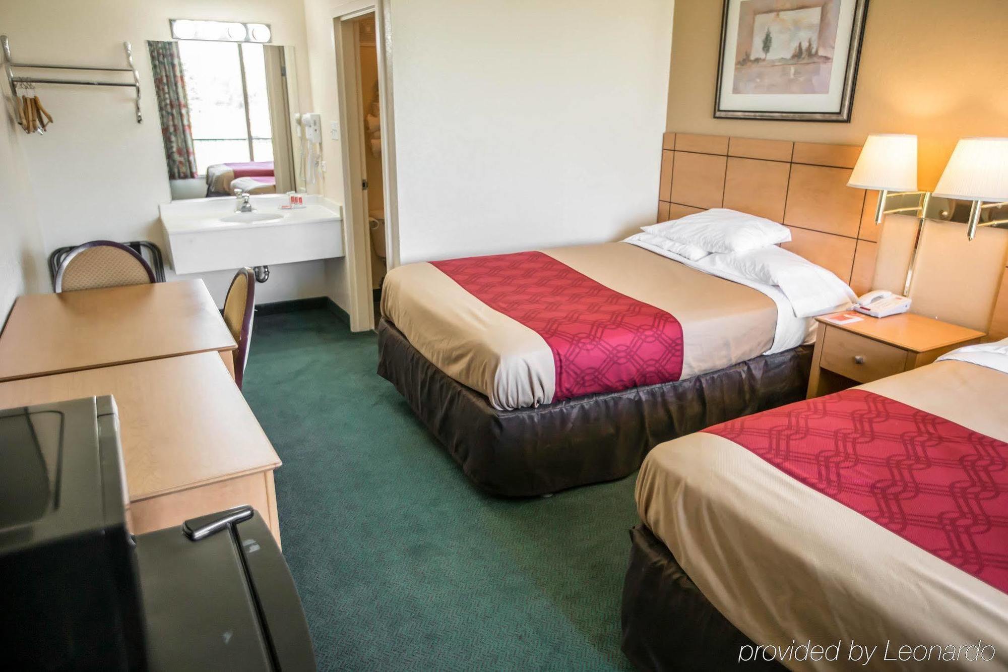 Econo Lodge Shorewood Екстериор снимка