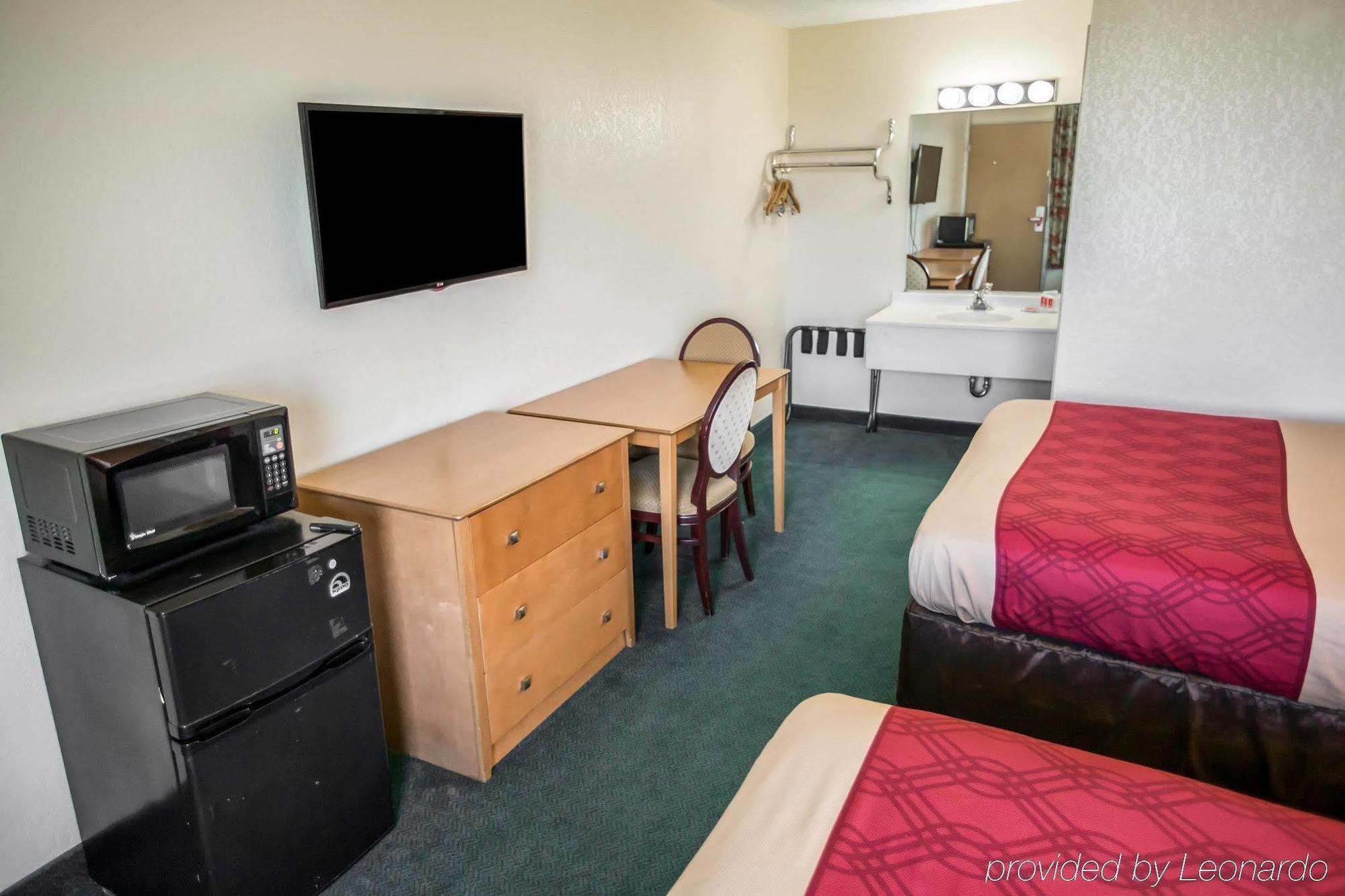 Econo Lodge Shorewood Екстериор снимка