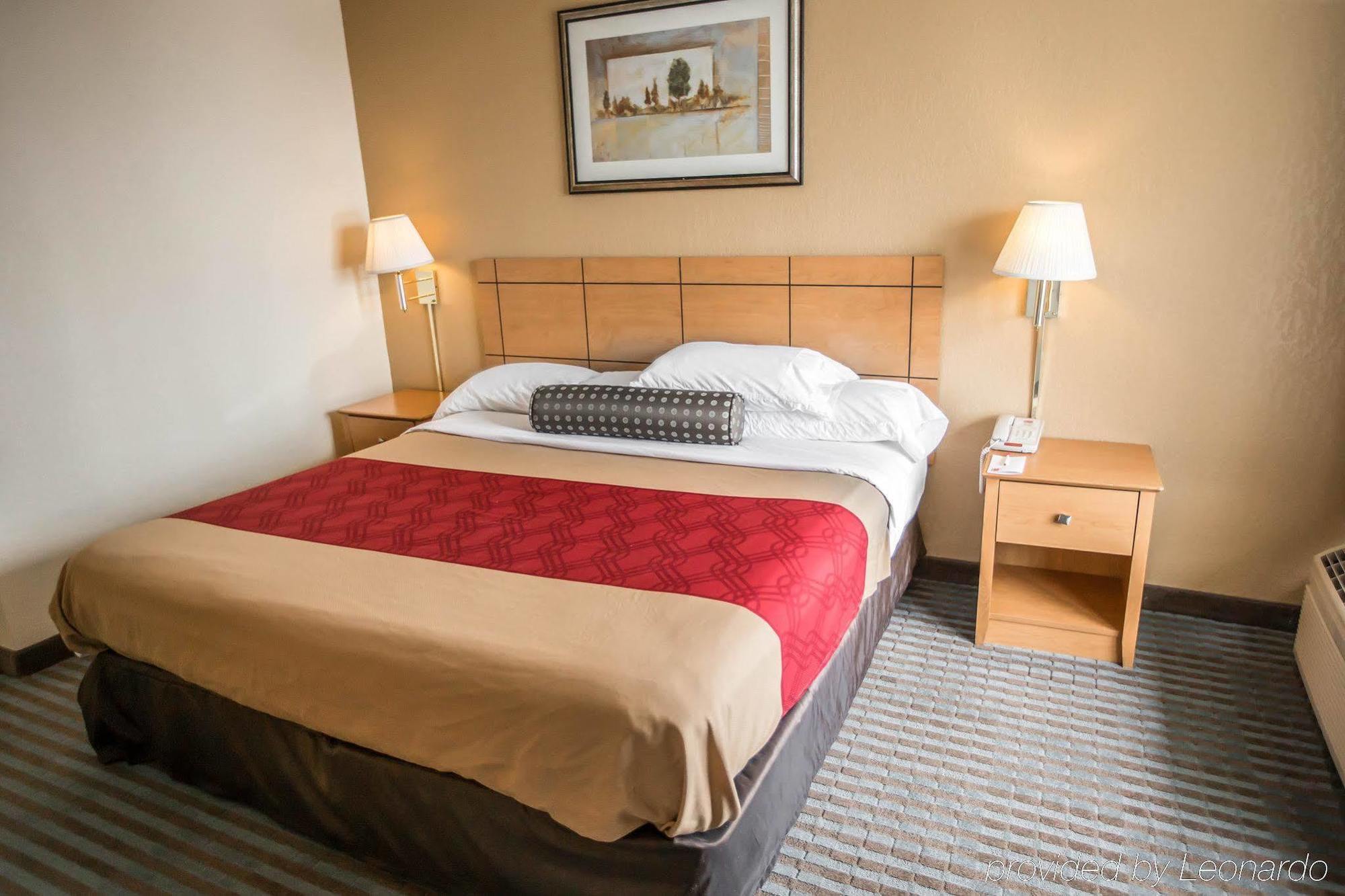 Econo Lodge Shorewood Екстериор снимка