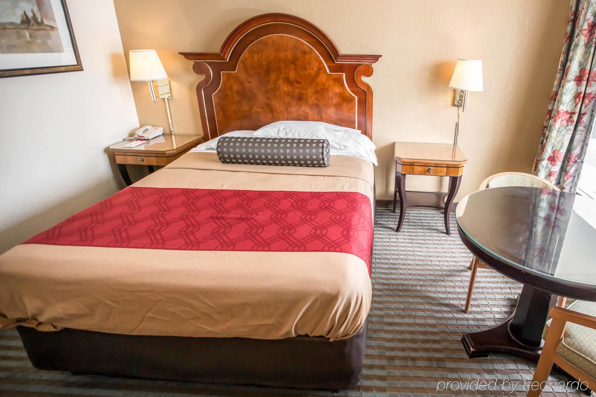 Econo Lodge Shorewood Екстериор снимка