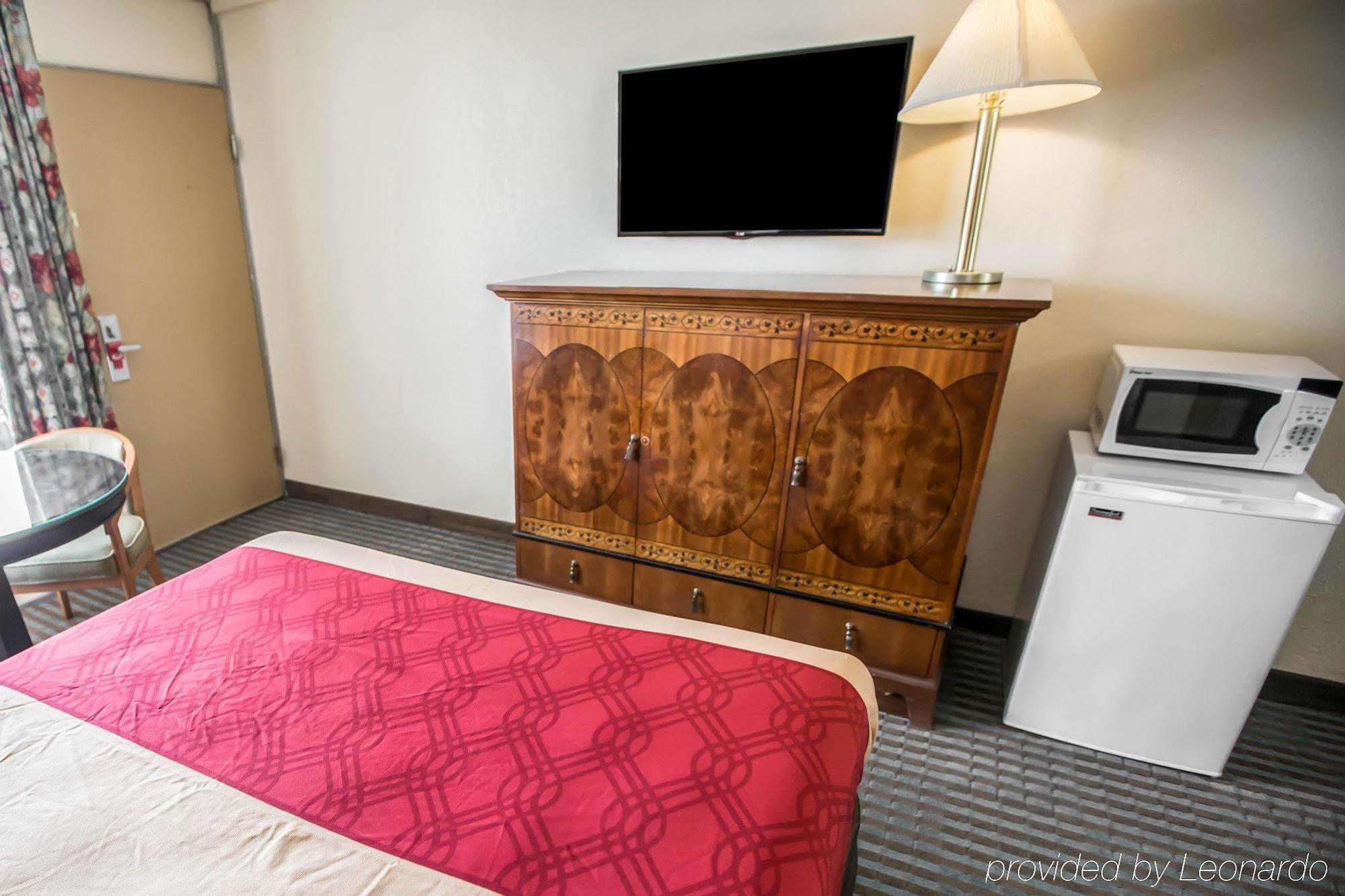 Econo Lodge Shorewood Екстериор снимка