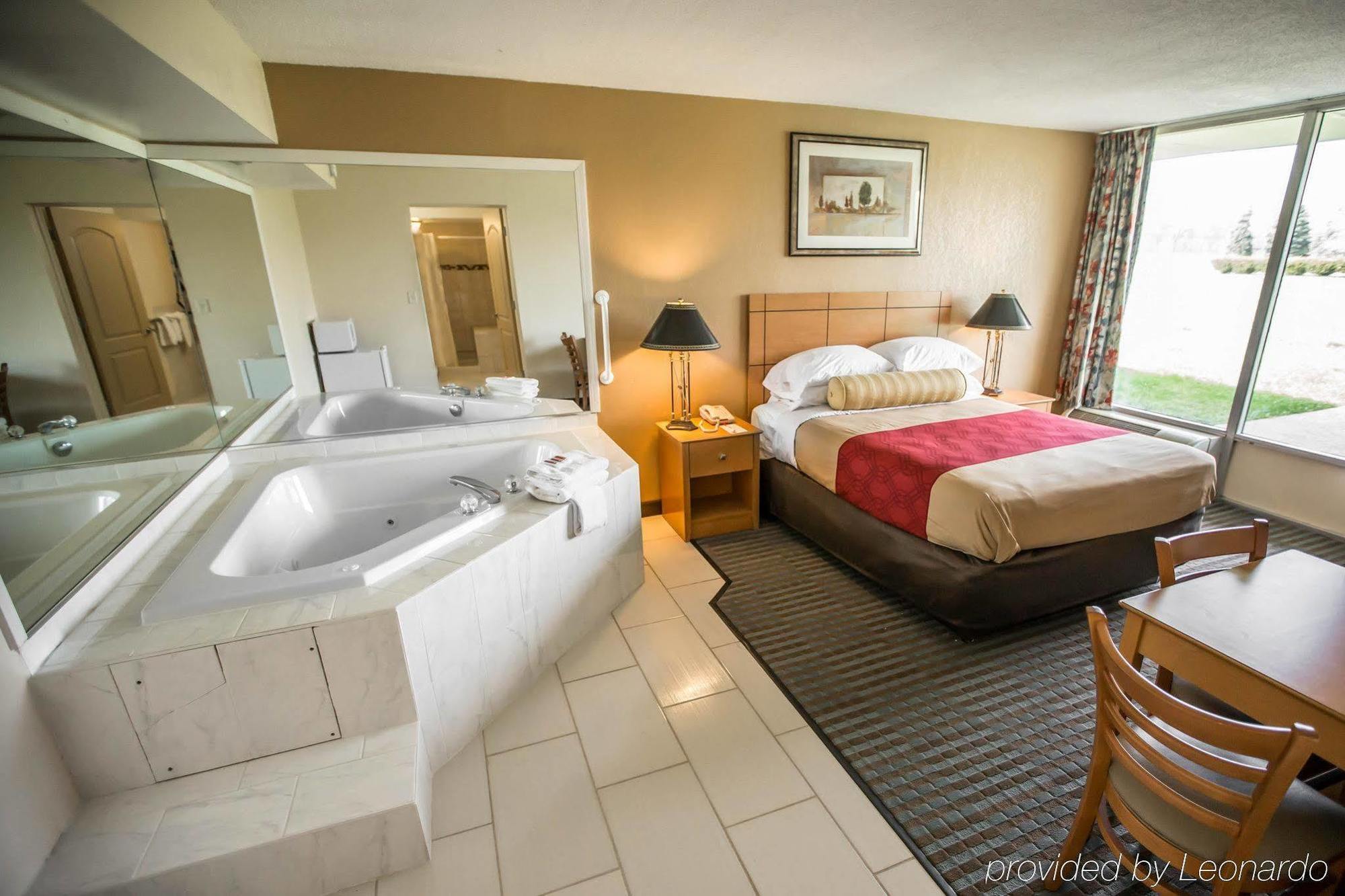 Econo Lodge Shorewood Екстериор снимка