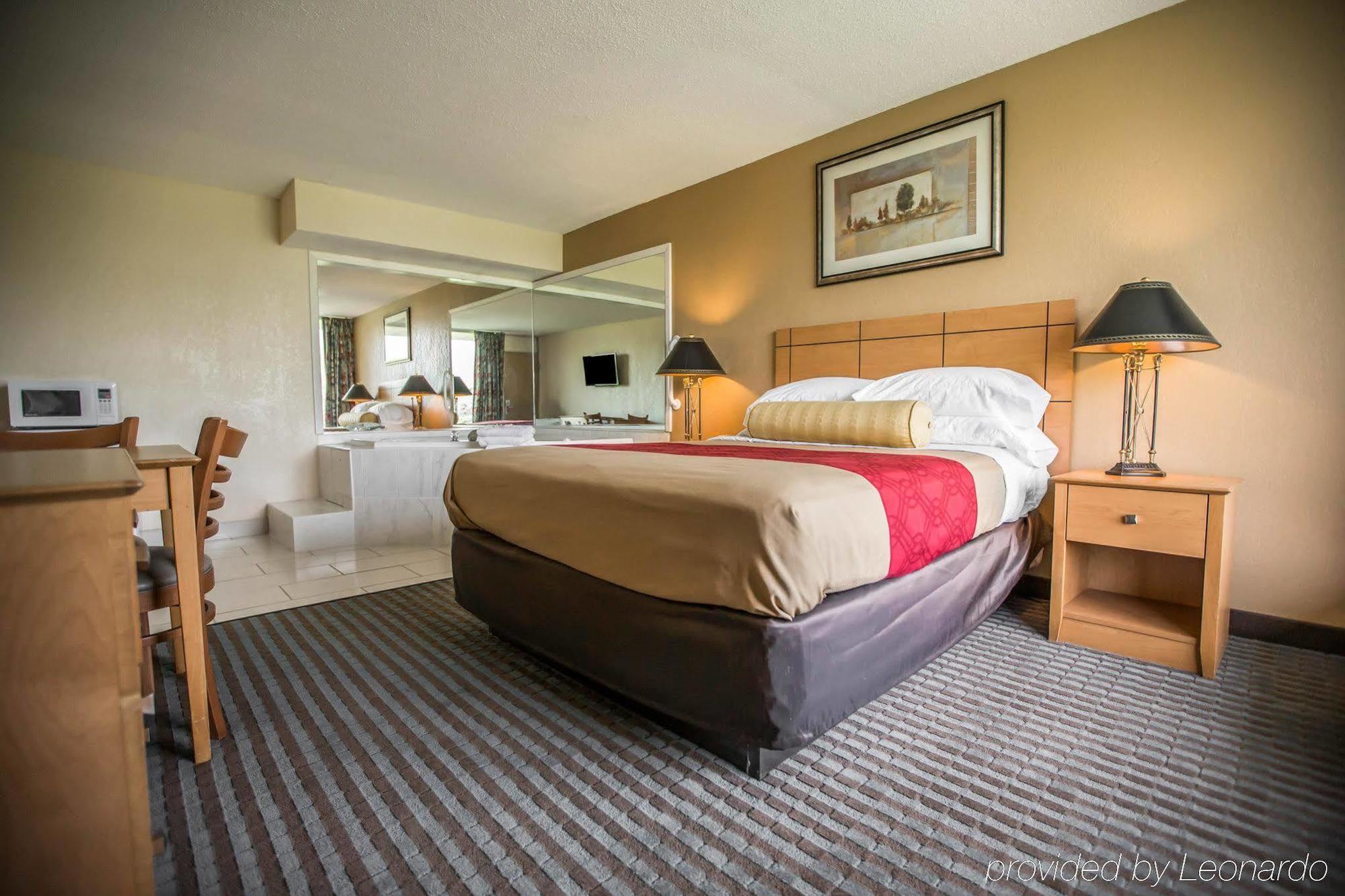 Econo Lodge Shorewood Екстериор снимка