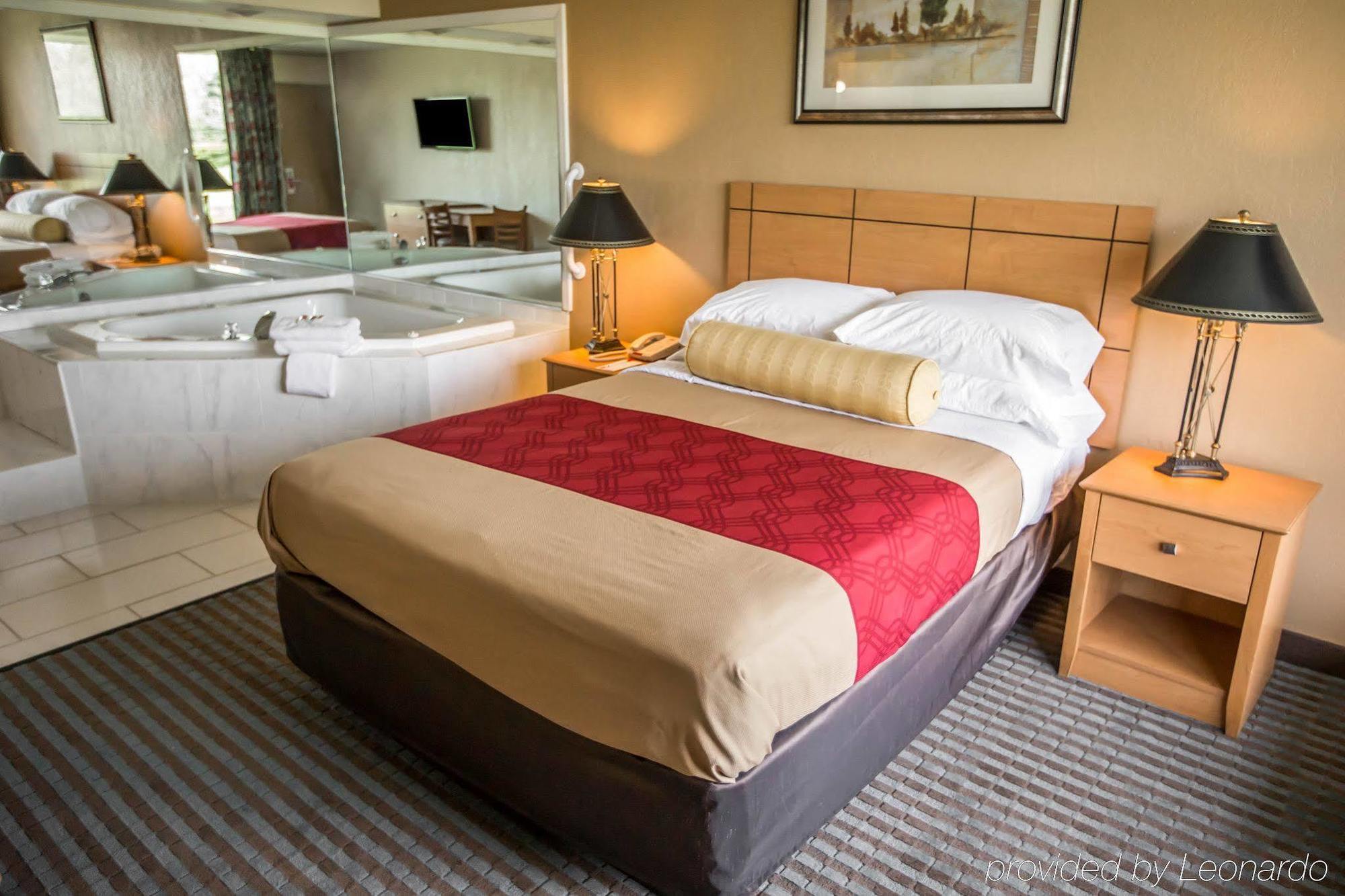 Econo Lodge Shorewood Екстериор снимка