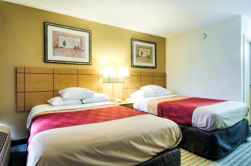 Econo Lodge Shorewood Екстериор снимка