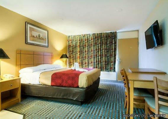 Econo Lodge Shorewood Екстериор снимка